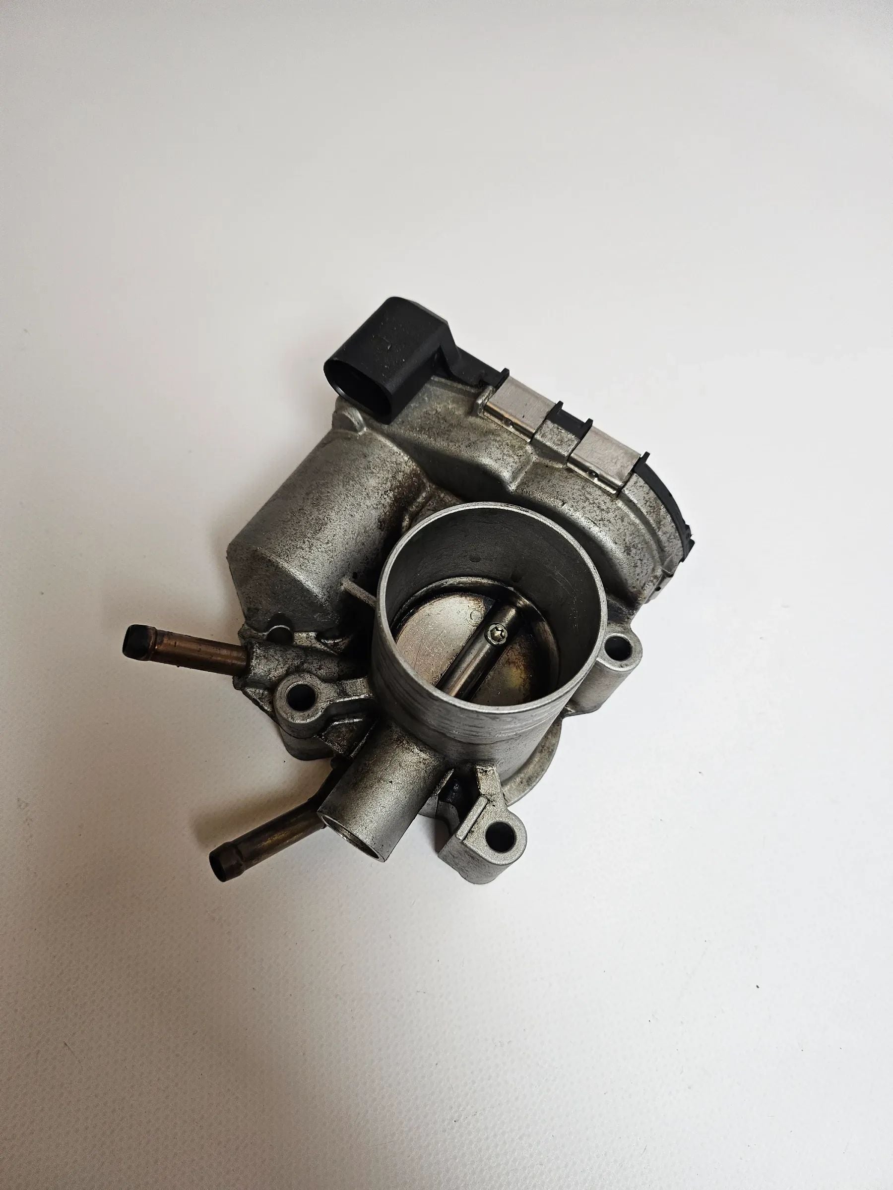 Oryginalna przepustnica i króciec przepustnicy VW Polo 6N2 Lupo 1.0 1.4 030133062C