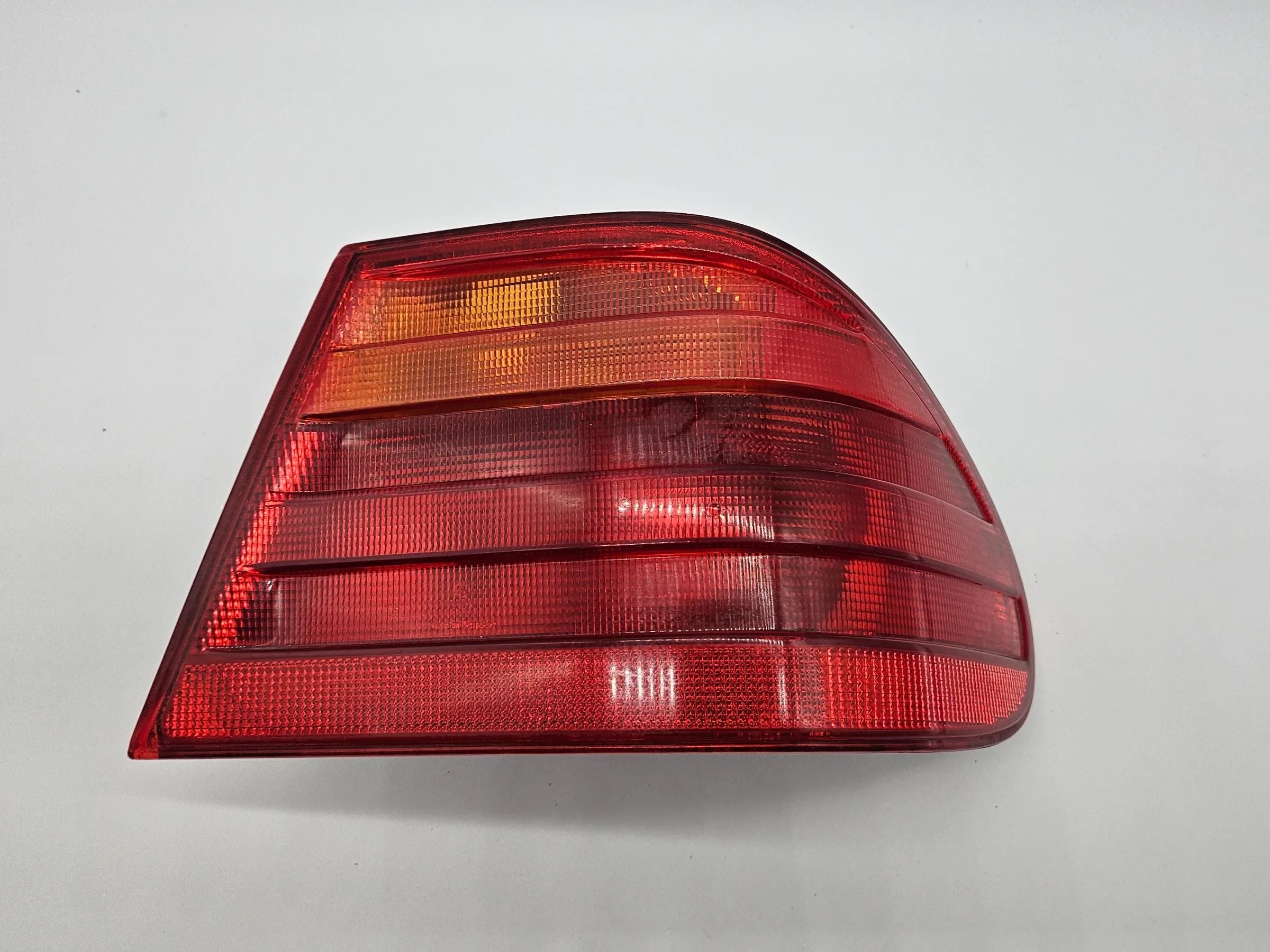 อะไหล่แท้ Mercedes-Benz E 200 210 ไฟท้ายขวาด้านนอก หมายเลข A2108200264