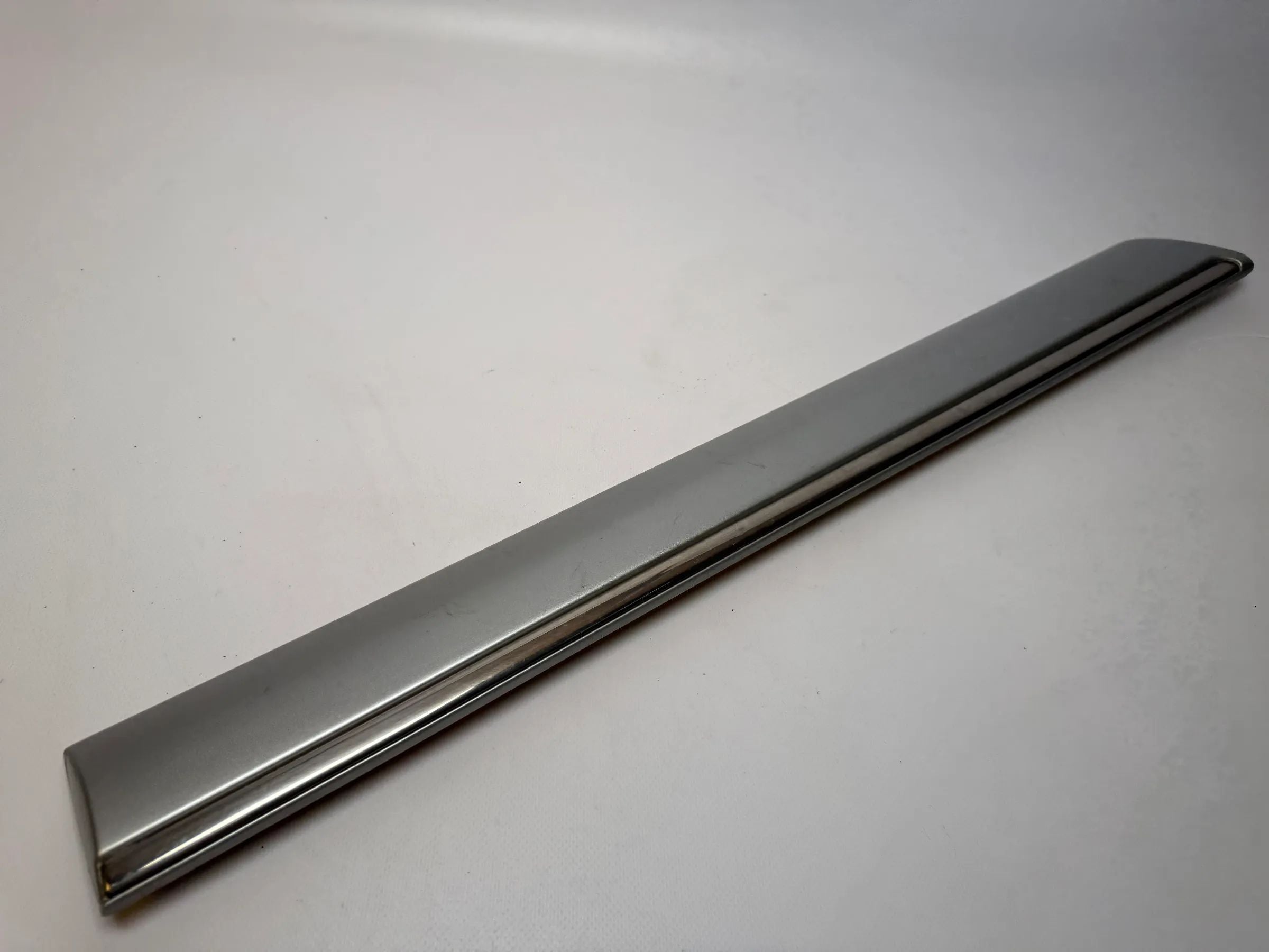 Oryginalna listwa drzwi Mercedes-Benz E-Klasse W210 srebrna prawa A2106901062