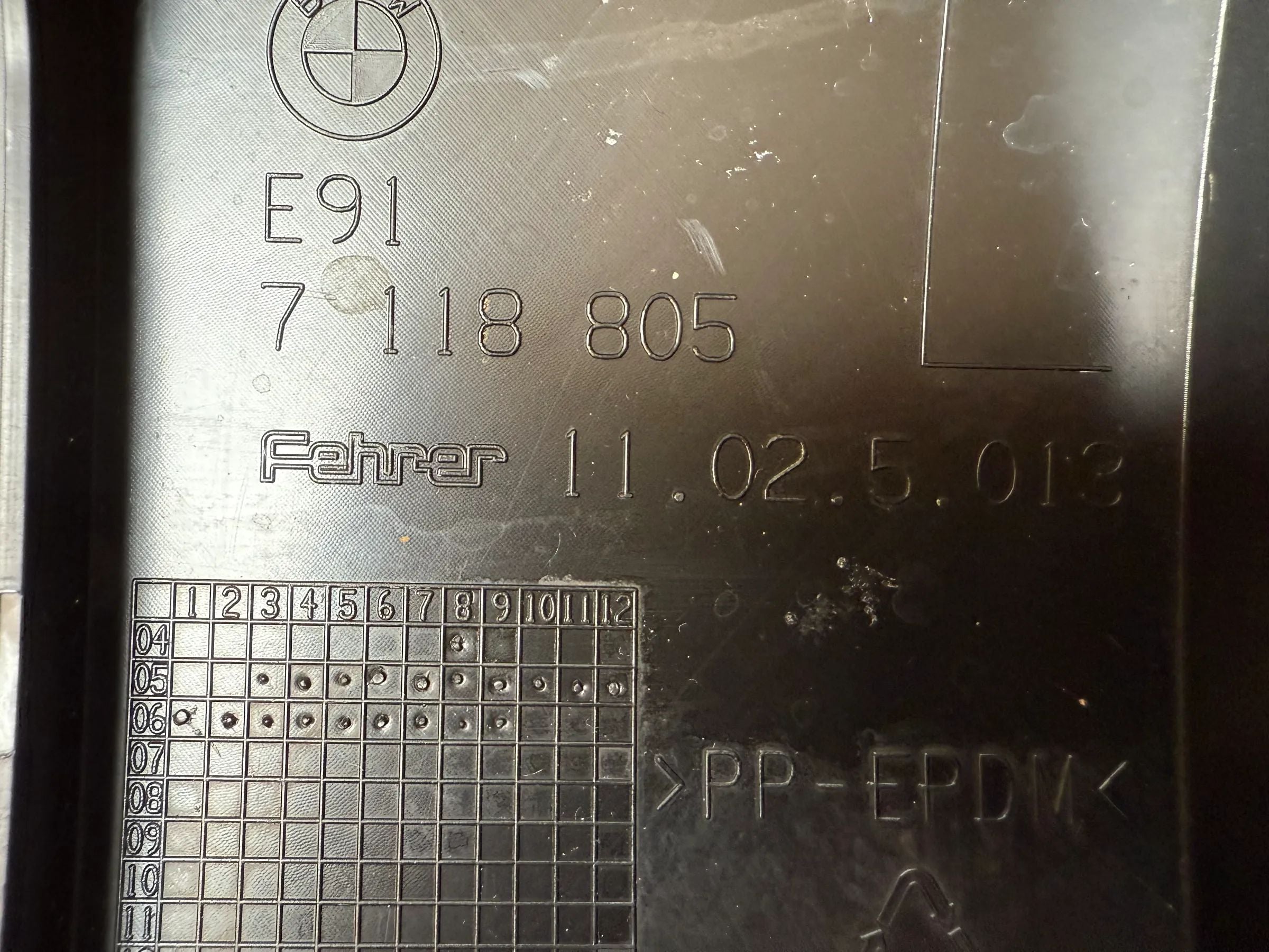 Oryginalna boczna część siedzenia tylnego lewa BMW 3er E91 LCI czarna/antyczna 7118805