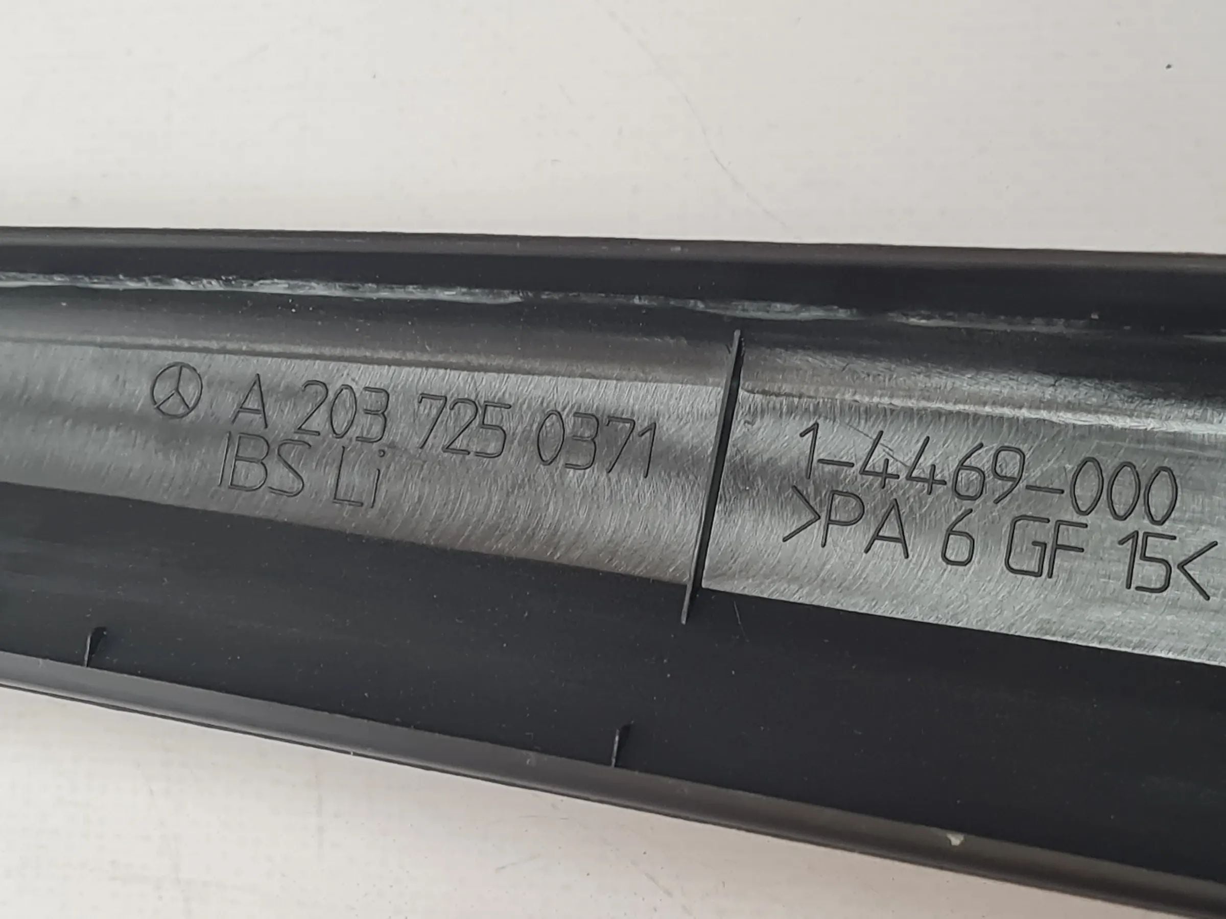 Original Mercedes C-Klasse (CL203) Fensterrahmenverkleidung Links A2037250371
