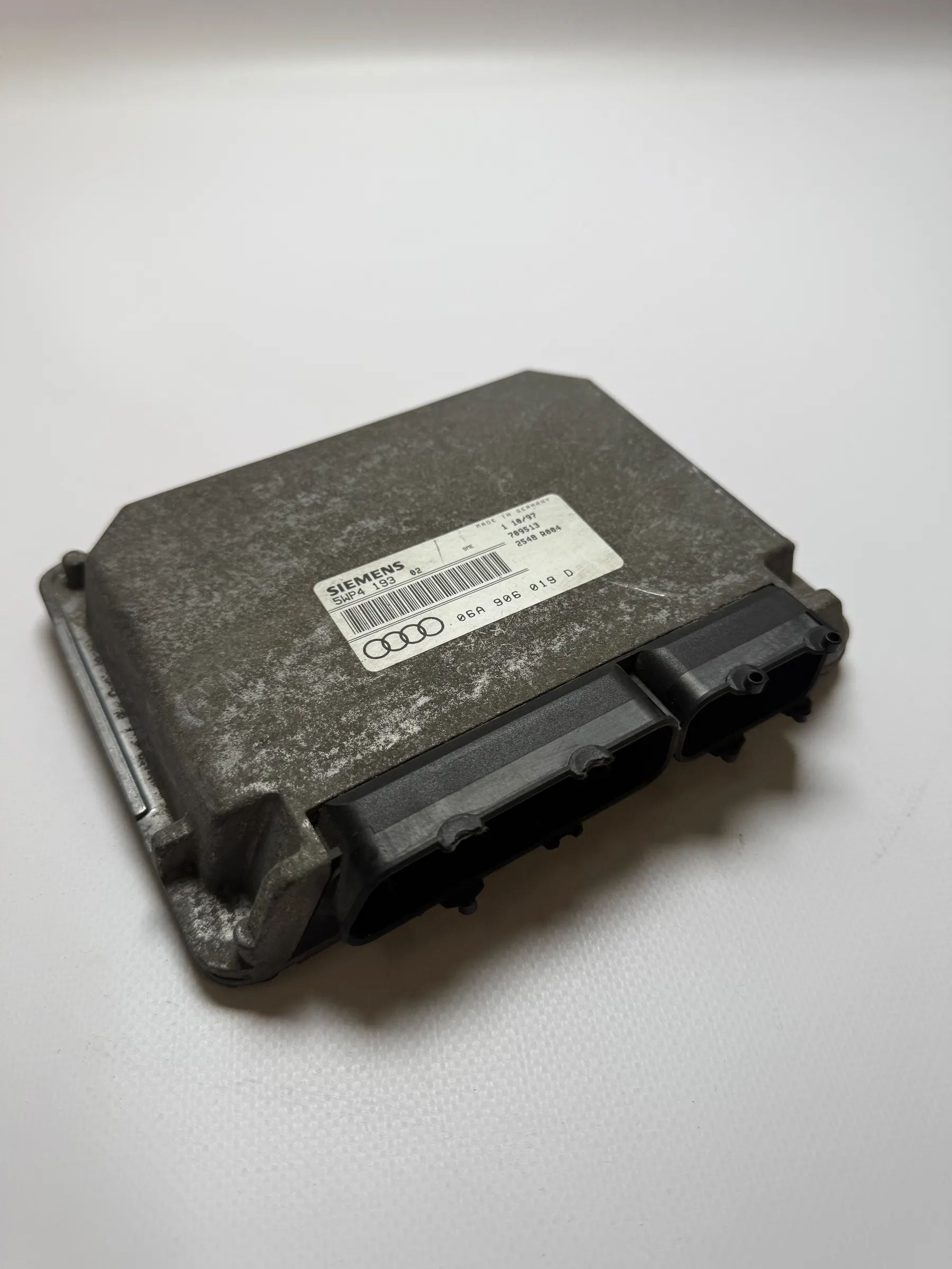 Audi A3 8L 1.6純正エンジンコントロールユニット 06A906019D 動作確認済み