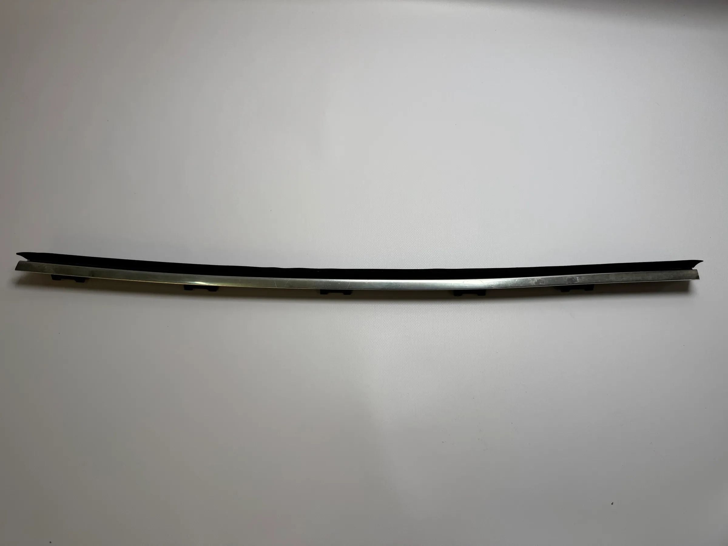 Oryginalna listwa przednia wewnętrzna lewa CHROM BMW 5er 51218185815