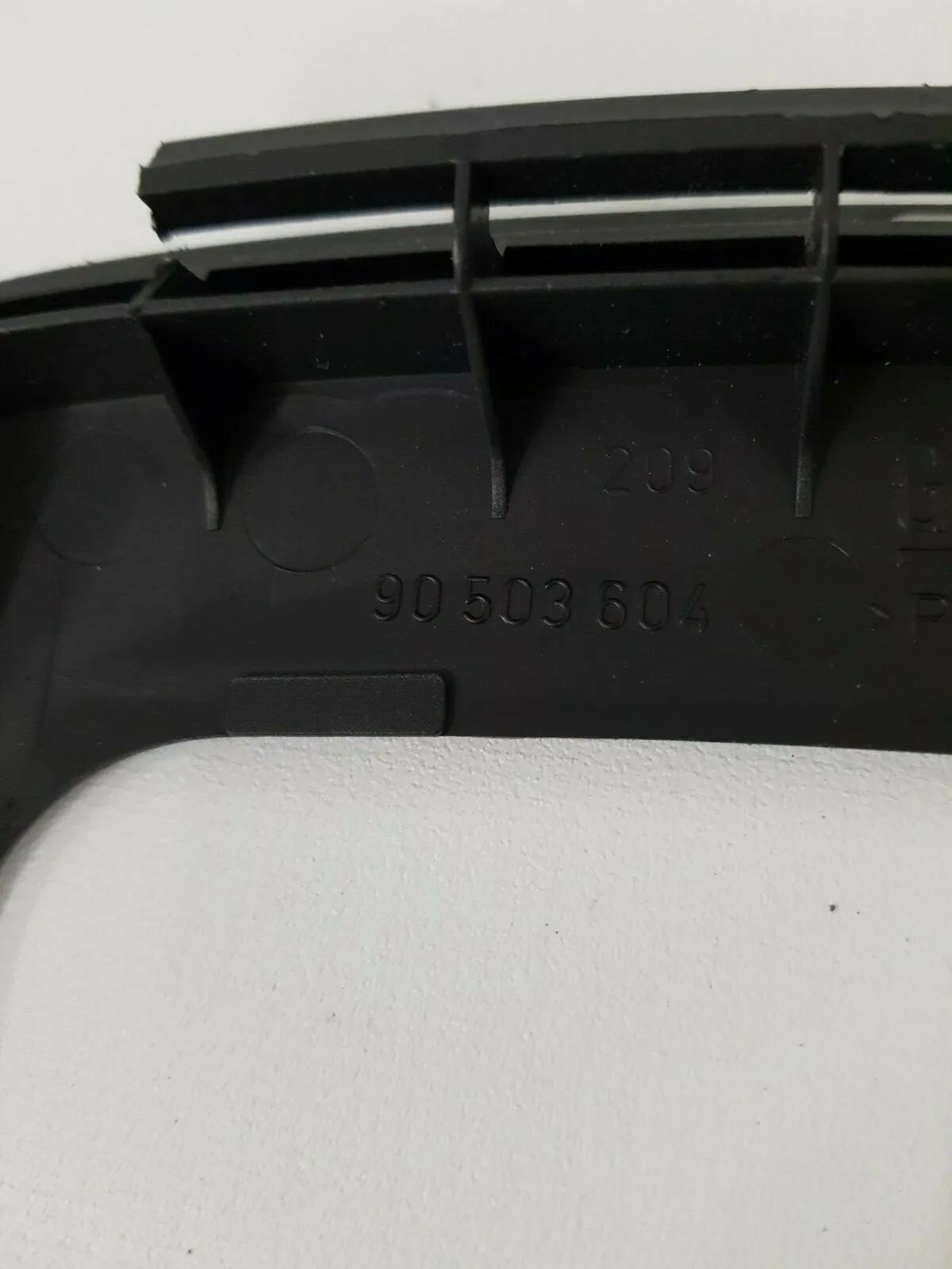 Cache central d'origine Opel Vectra B 90503604
