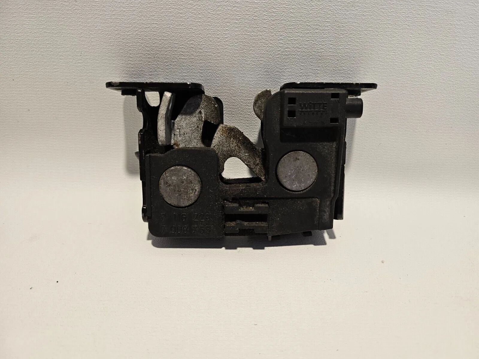 BMW E90 E91 E92 E93 E60 E61 X1 E84 Serratura Anteriore Cofano 7115229