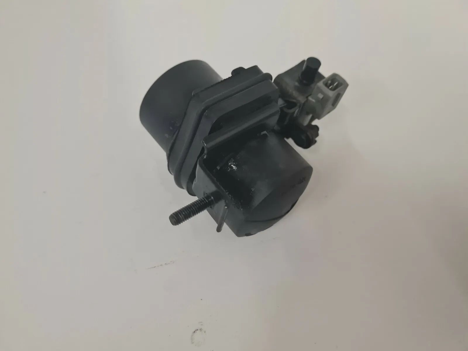 Оригинальный BMW 318is E36 Бачок вакуумный и магнитный клапан 11611734578