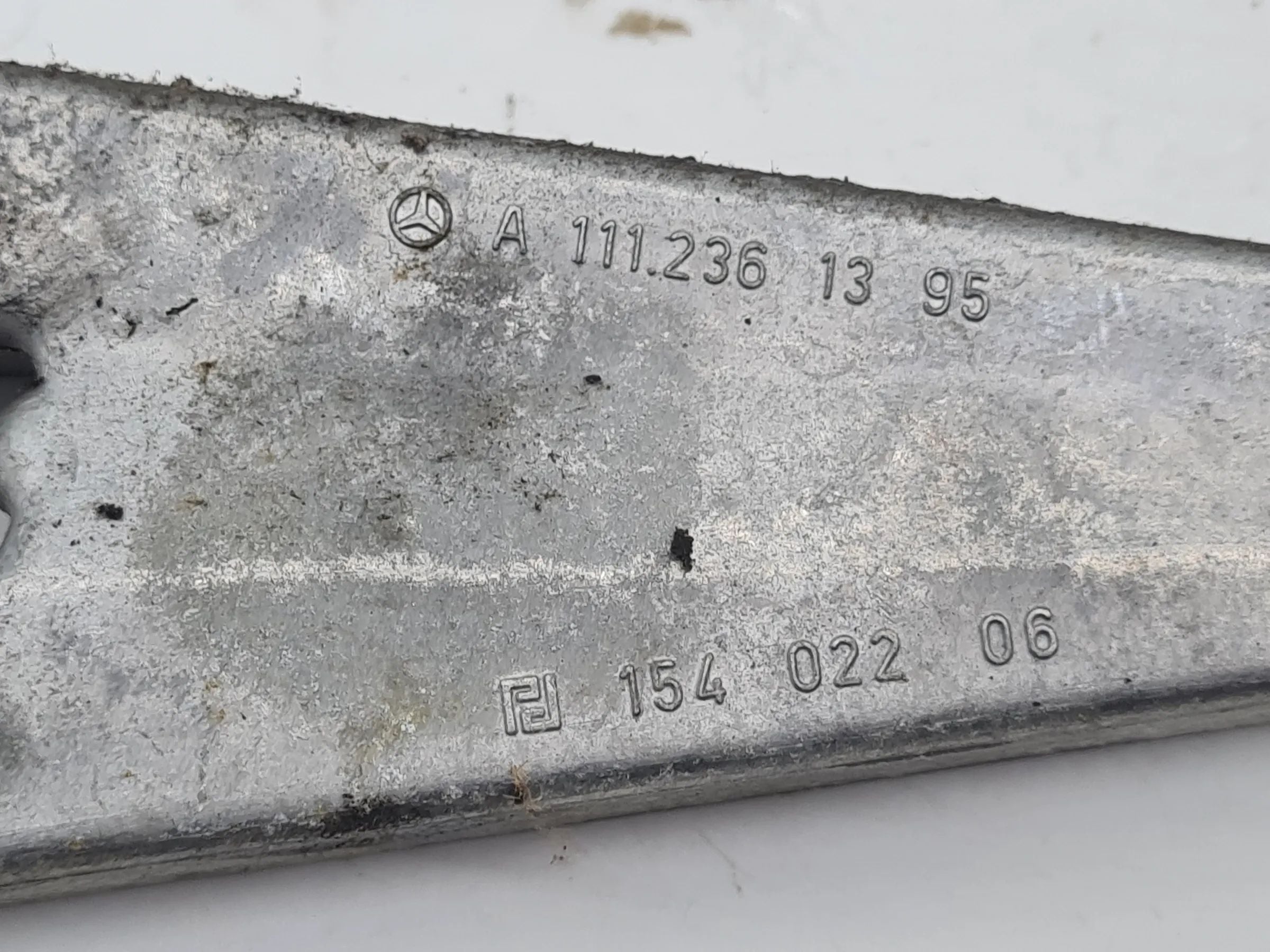Original Mercedes C-Klasse CL203 エンジンマウントホルダー M111.951 A1112361395