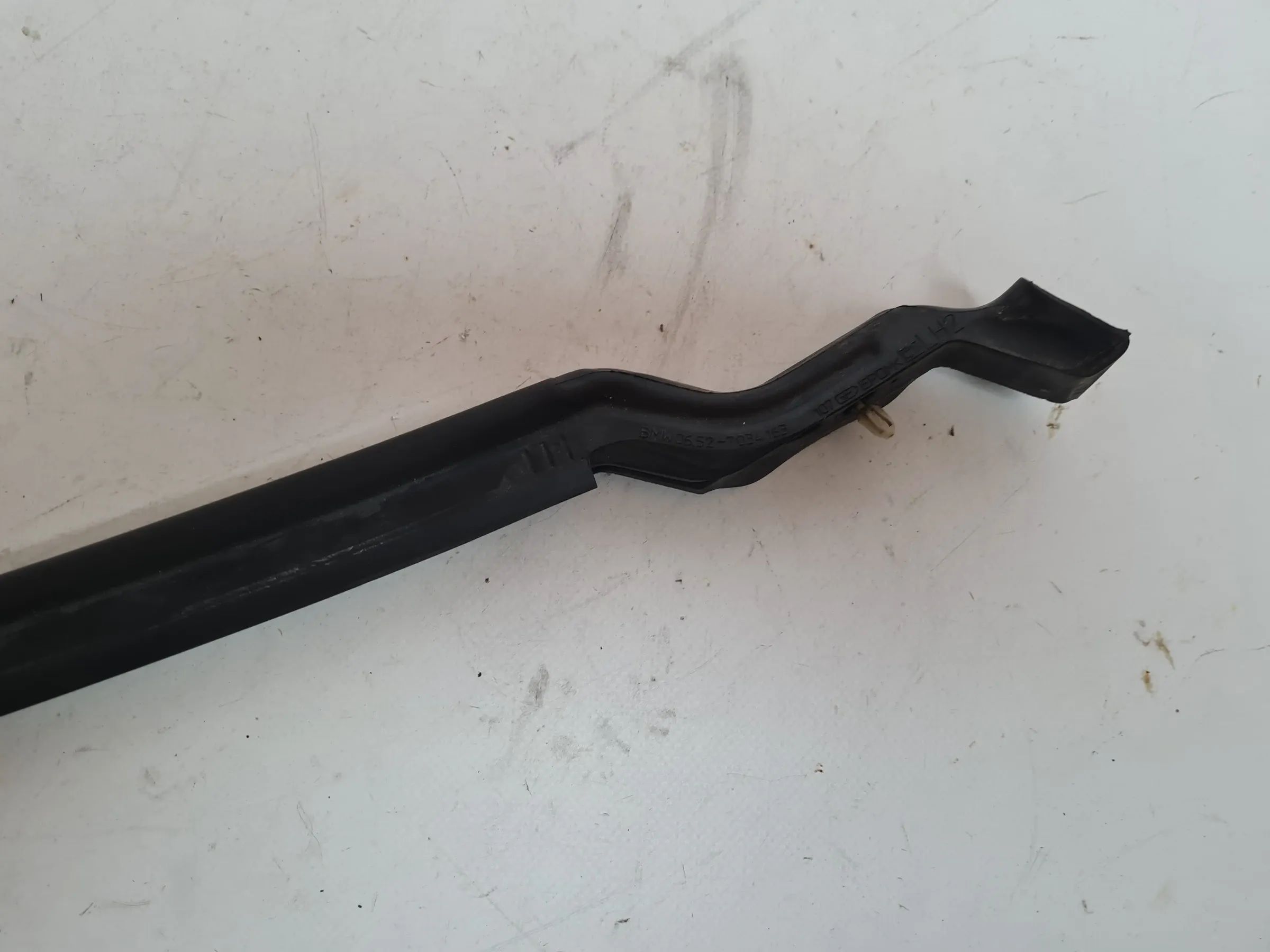 Orijinal BMW 5 Serisi (E60/E61) Conta Kauçuk Motor Kaputu 06.52-7034163