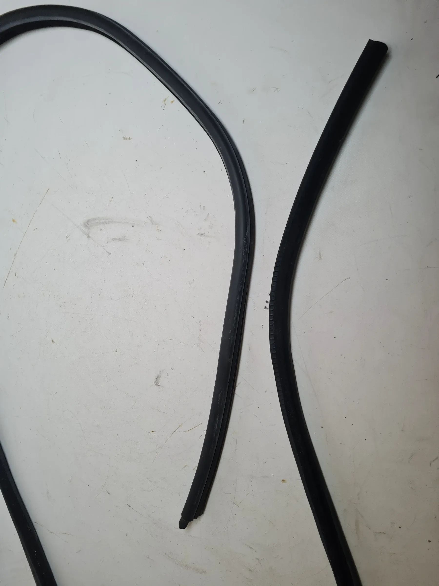 Original BMW 5 Series (E60/E61) Window Seal Door Front Right 7033774