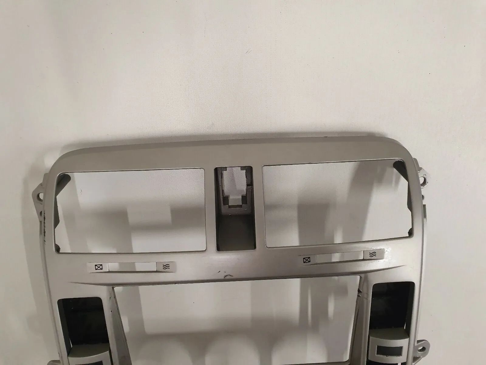 กรอบติดตั้งกลาง Kia Carnival II K42 ปี 2006 รุ่น OK53B55310