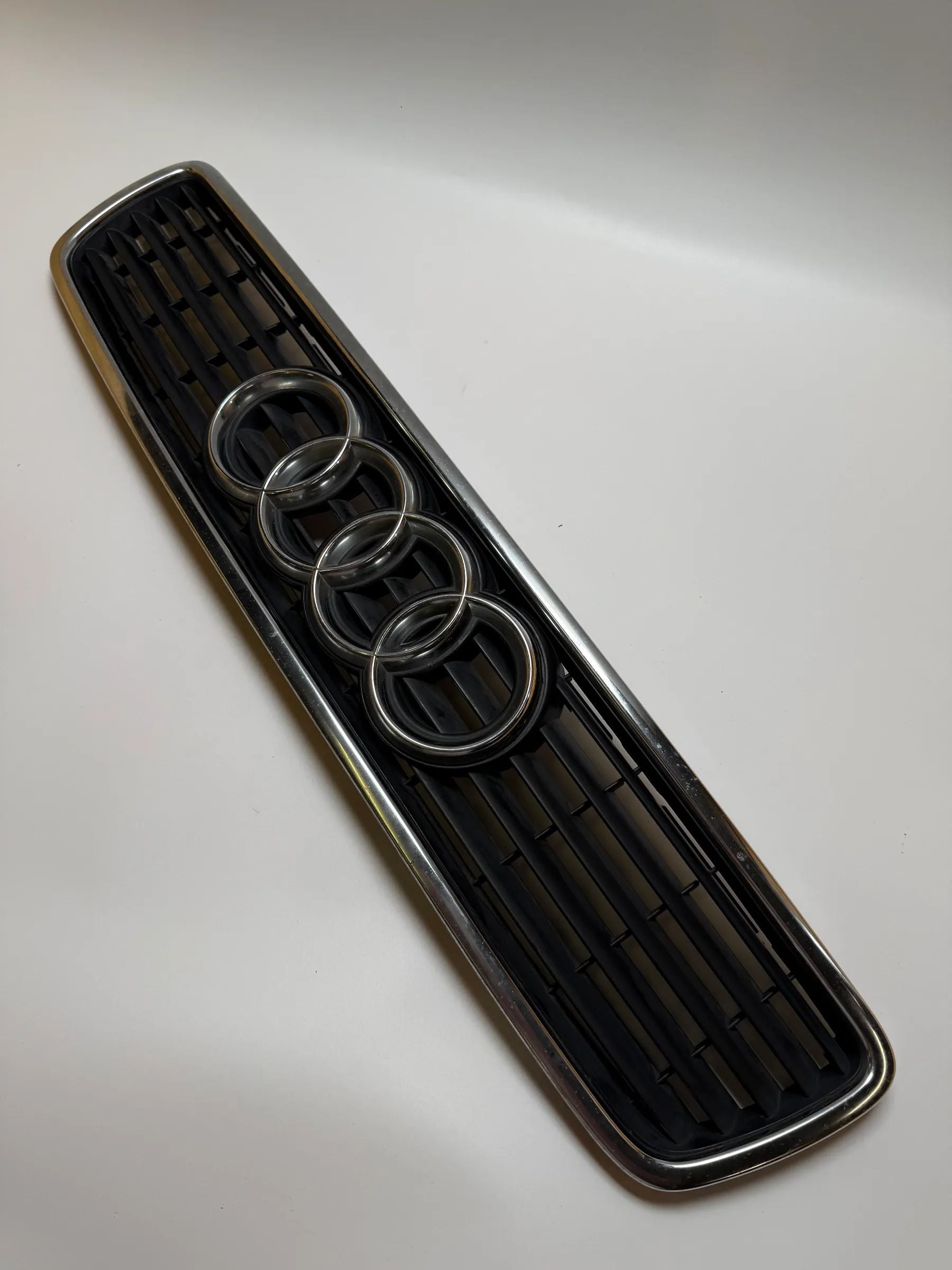 Rejilla del radiador Audi A4 B5 8D 8D0853651J negra cromada