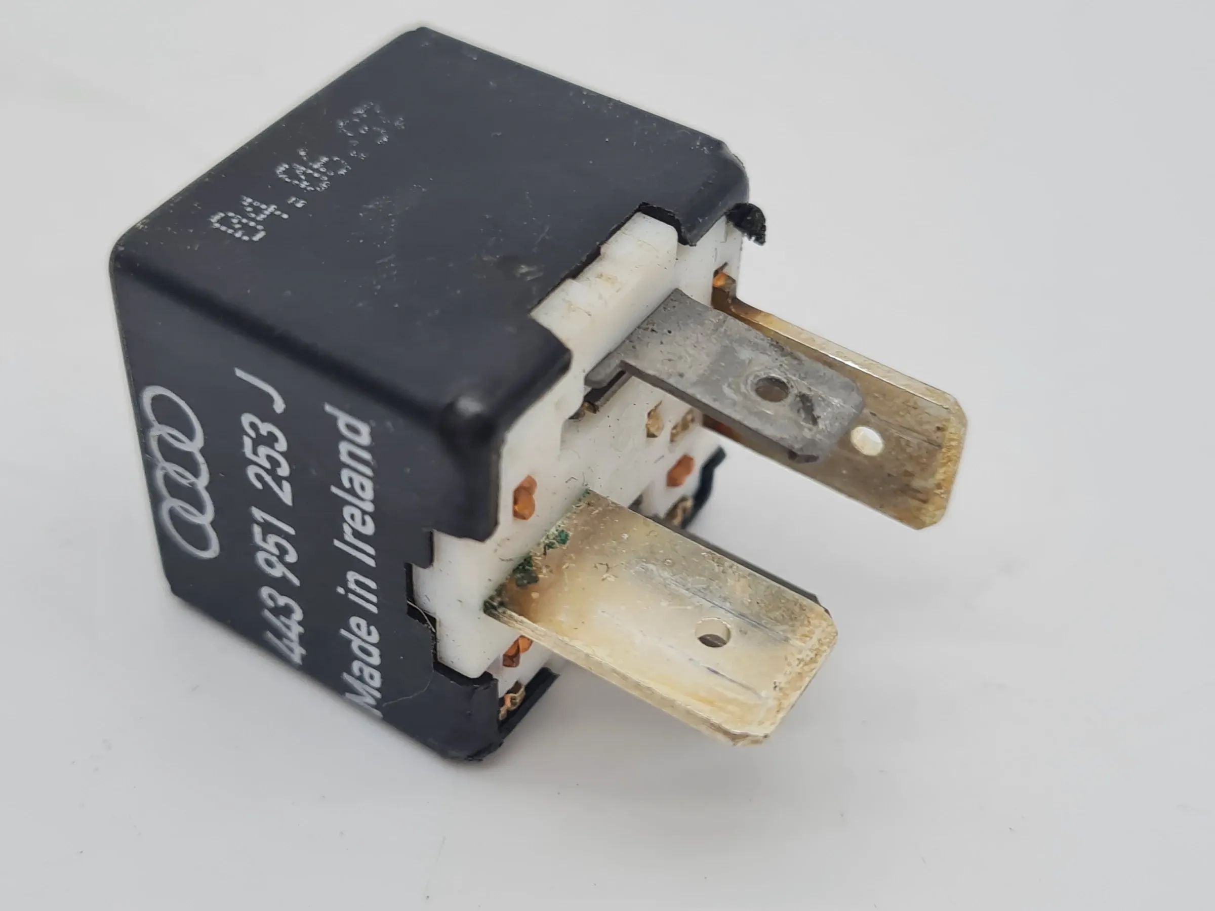 Original Audi A6 (4B2/4B4) Relais Multifunktionsrelais 443951253J