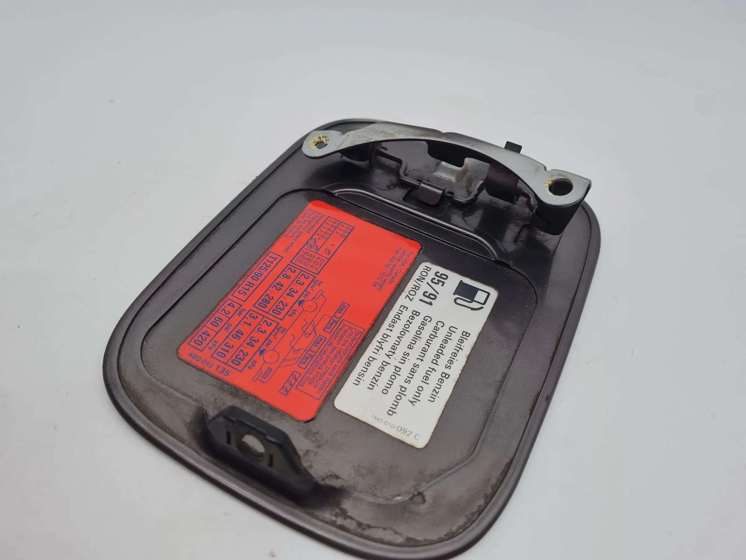 Original Audi A6 (4B2/4B4) Tankdeckel Tankklappe LZ1T Cashmeregrau 4B0809905