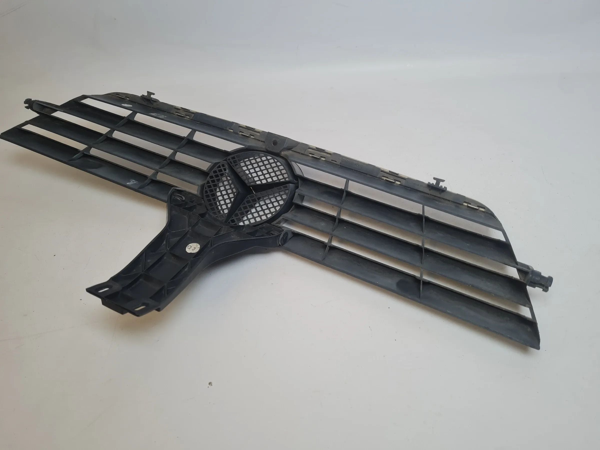 Original Mercedes-Benz C-Klasse (W203) Kühlergrill A2038800383