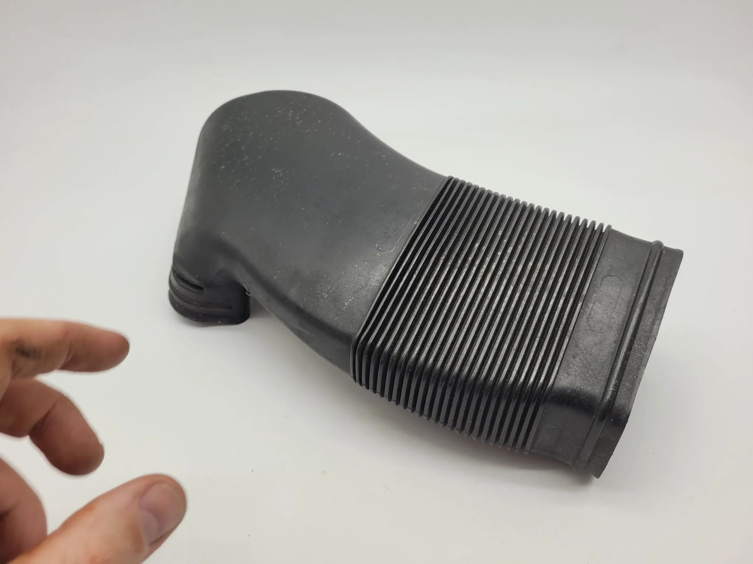Original Audi A6 (4B2/4B4) Ansaugschlauch für Luftfilter 8D0129617E
