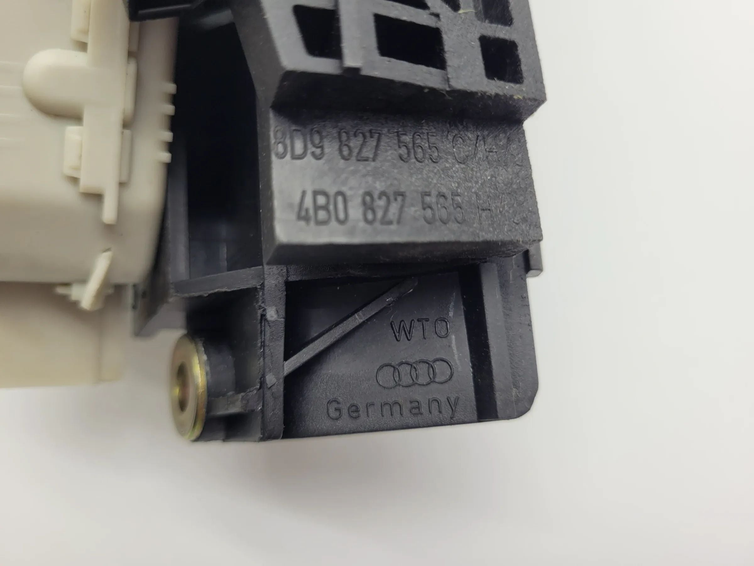 Original Audi A6 (4B2/4B4) Heckklappenschloß 4B0827565 H/J