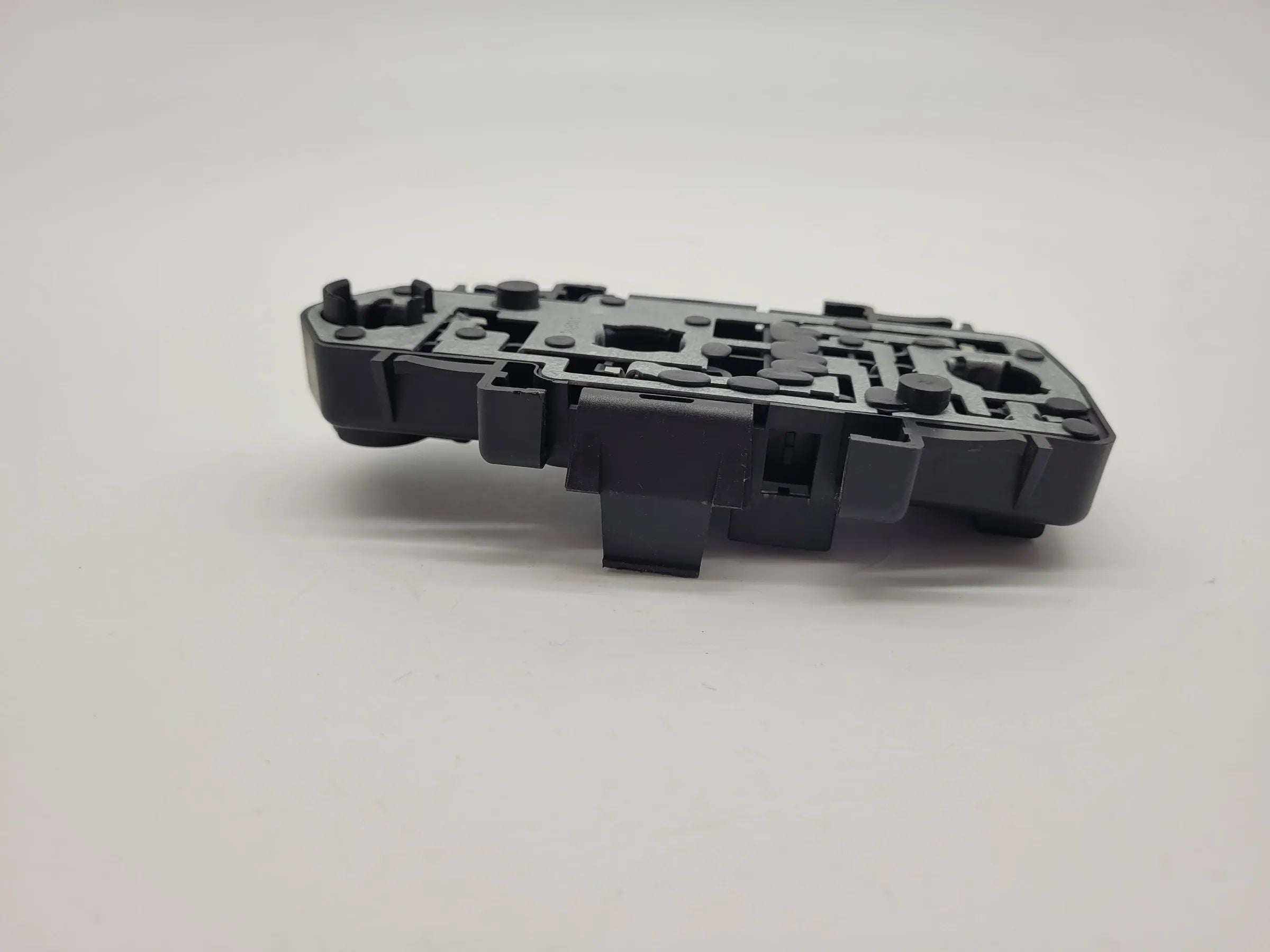 純正 アウディ A6 (4B2/4B4) テールランプ / リアランプ ランプブラケット R/L 148162