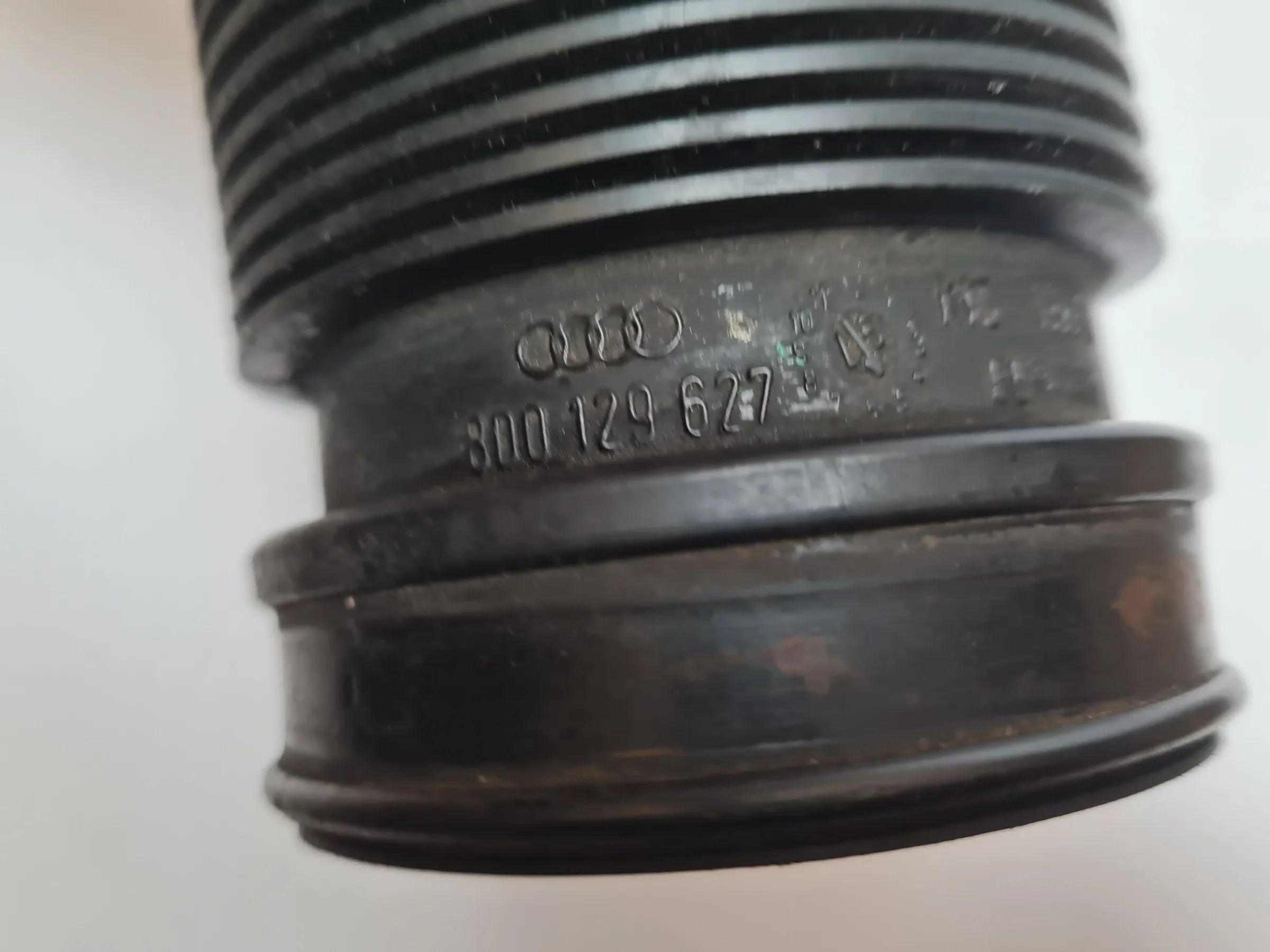 Original Audi A6 (4B2/4B4) Ansaugschlauch Luftführung 8D0129627