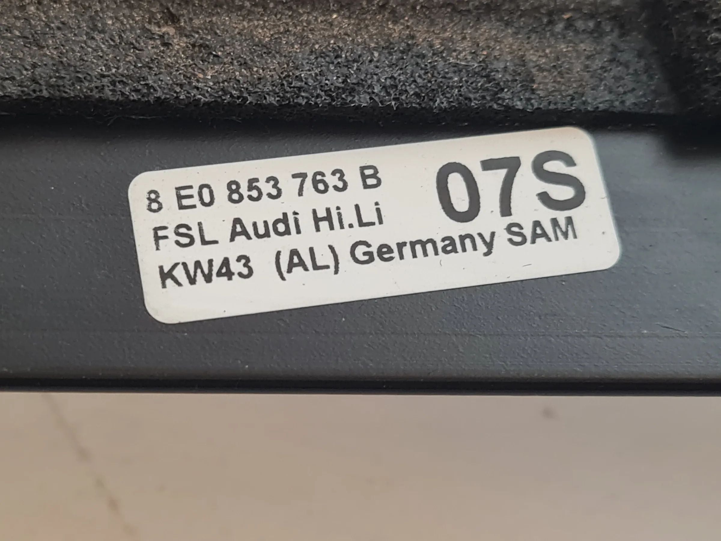 Original Audi A4 (8E/B6/B7) S-Line Dichtung Fensterleiste L./Hinten 8E0853763B