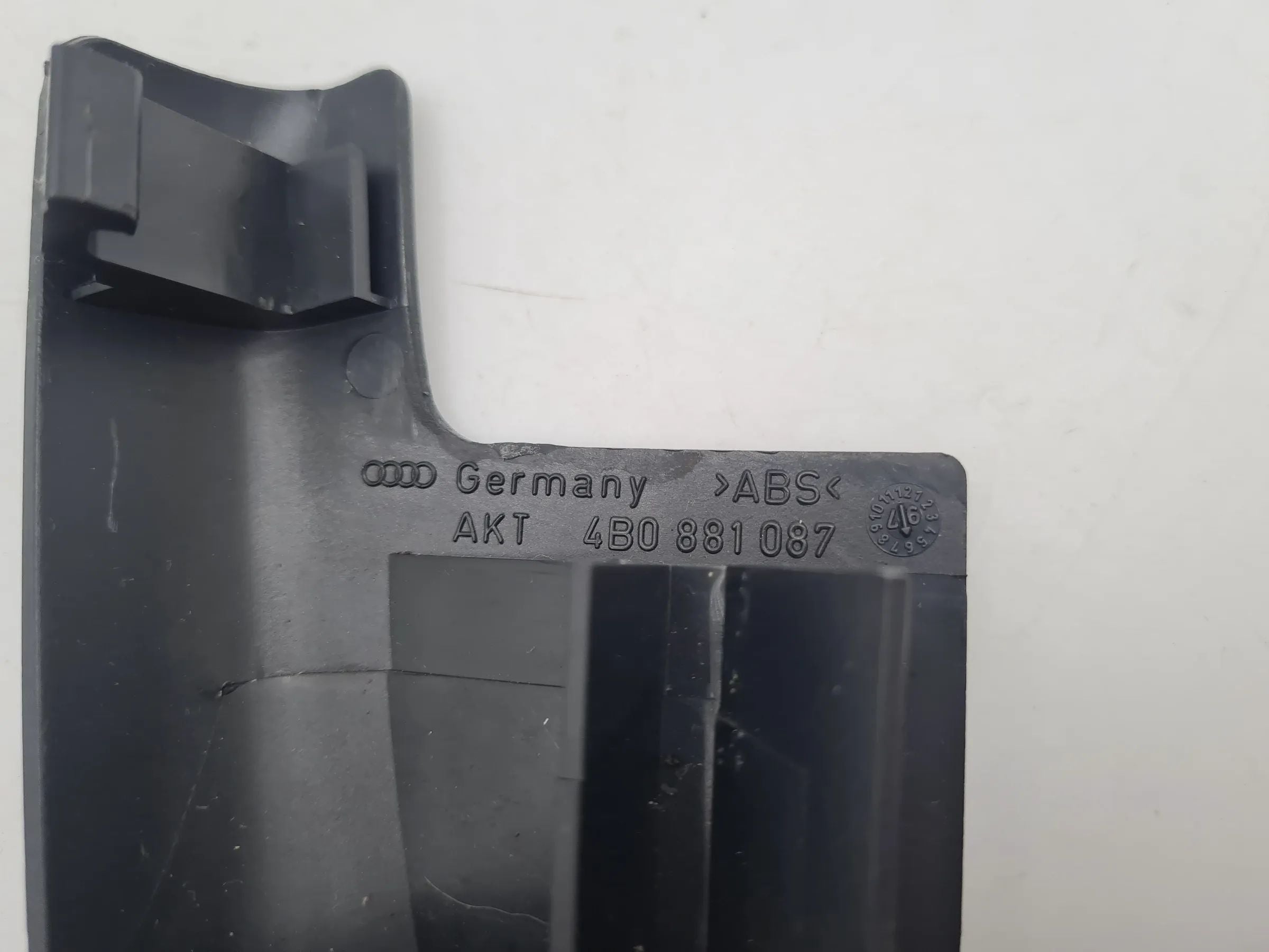 Original Audi A6 (4B2/4B4) Abdeckung Blende Vorne 4B0881087