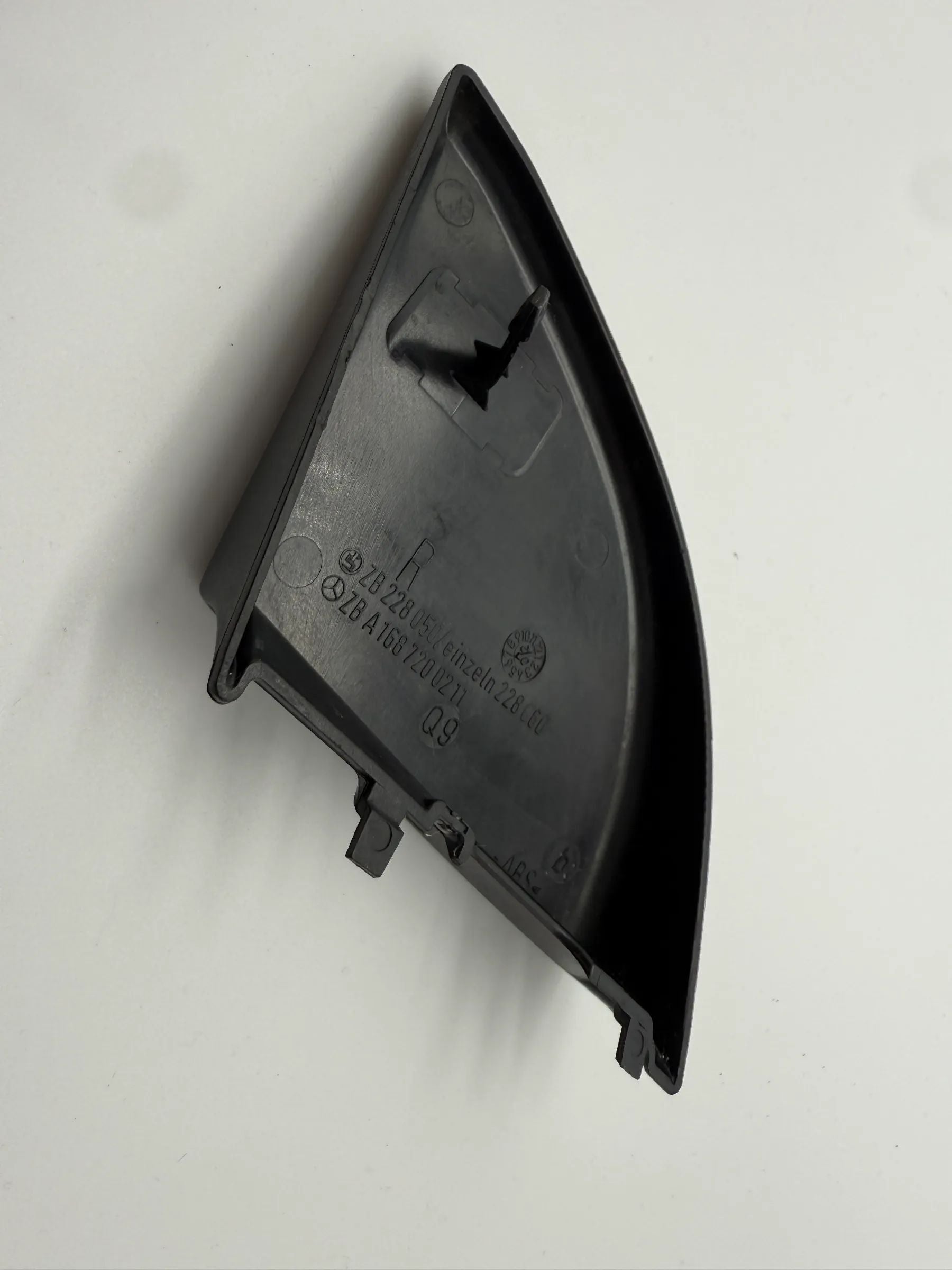 Original Mercedes-Benz A-Klasse Innenverkleidung Dreieck Rechts A1687200211