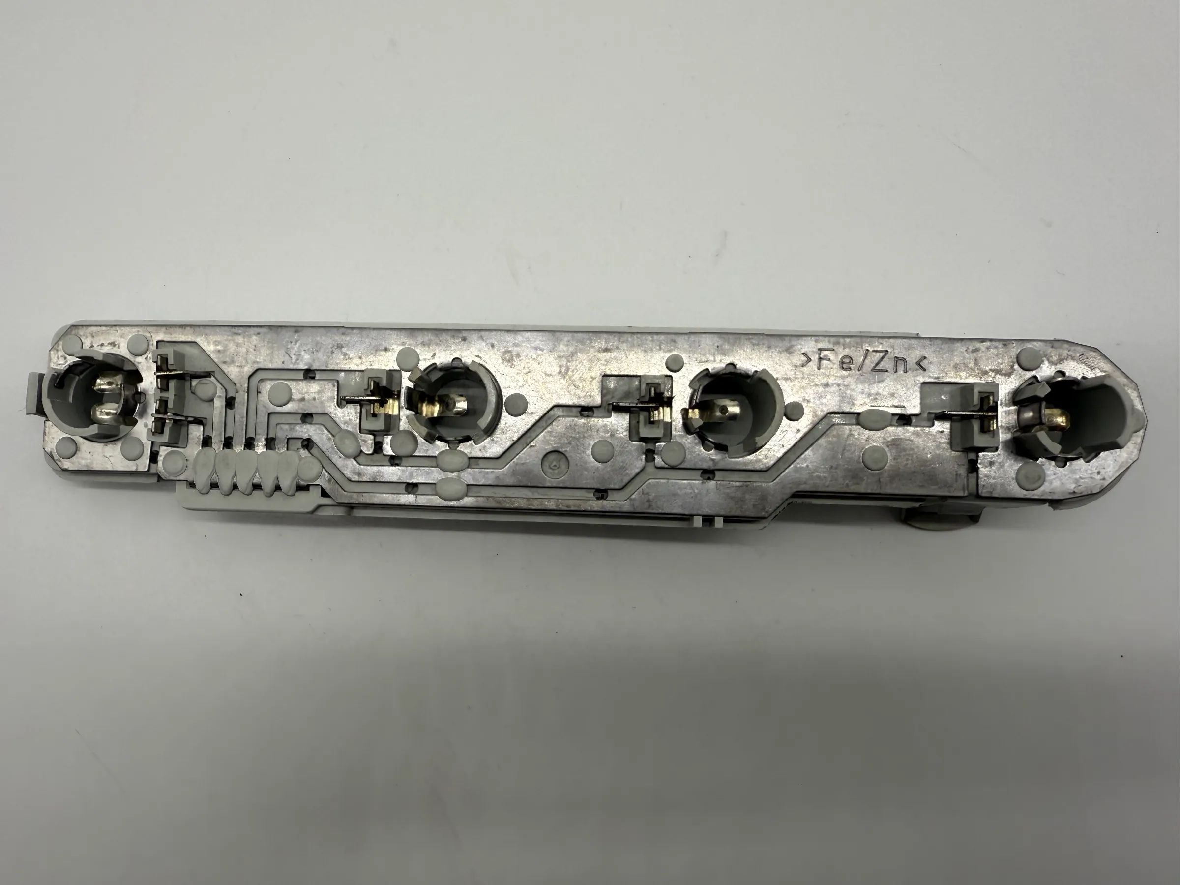 Oryginalny uchwyt lampy tylnej Skoda Fabia (6Y) L/P 6Y6945257 / XU3X13N004AA