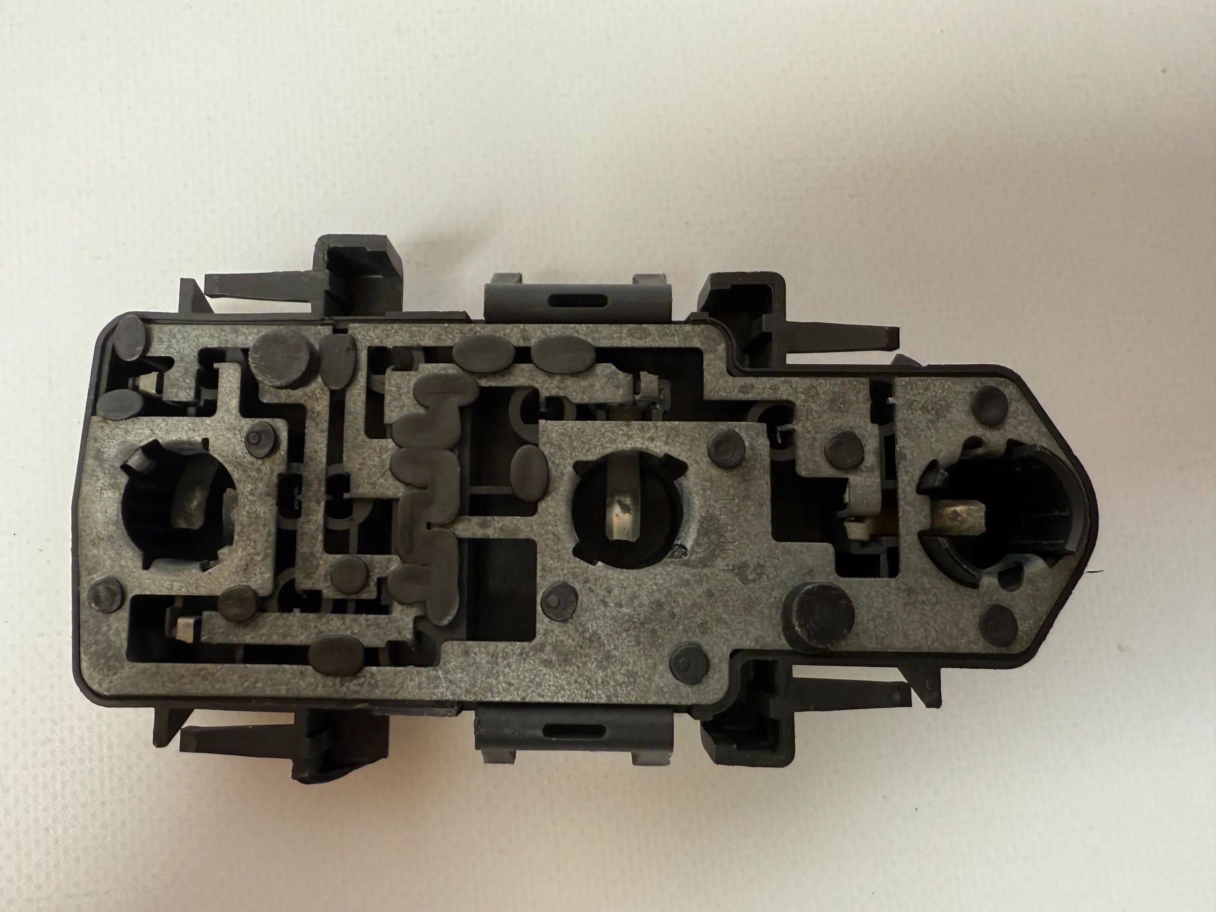 Oryginalny uchwyt lampy tylnej Audi A6 (4B) L/P Hella B5831BLRF / 148162