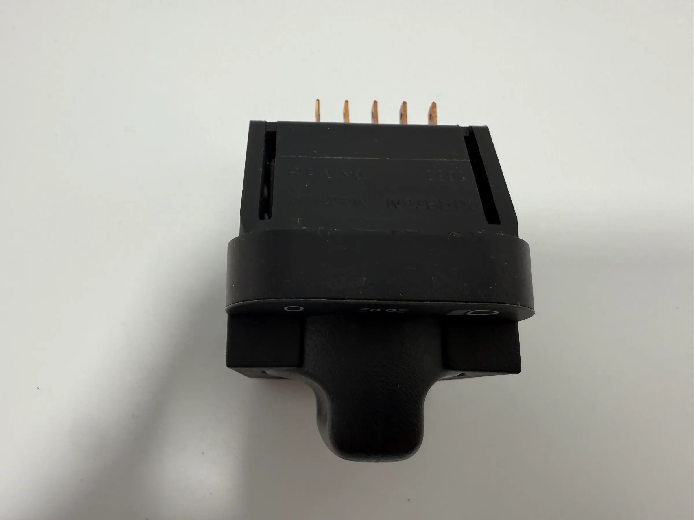 Oryginalny przełącznik świateł głównych Opel Corsa B / Agila A 90481764