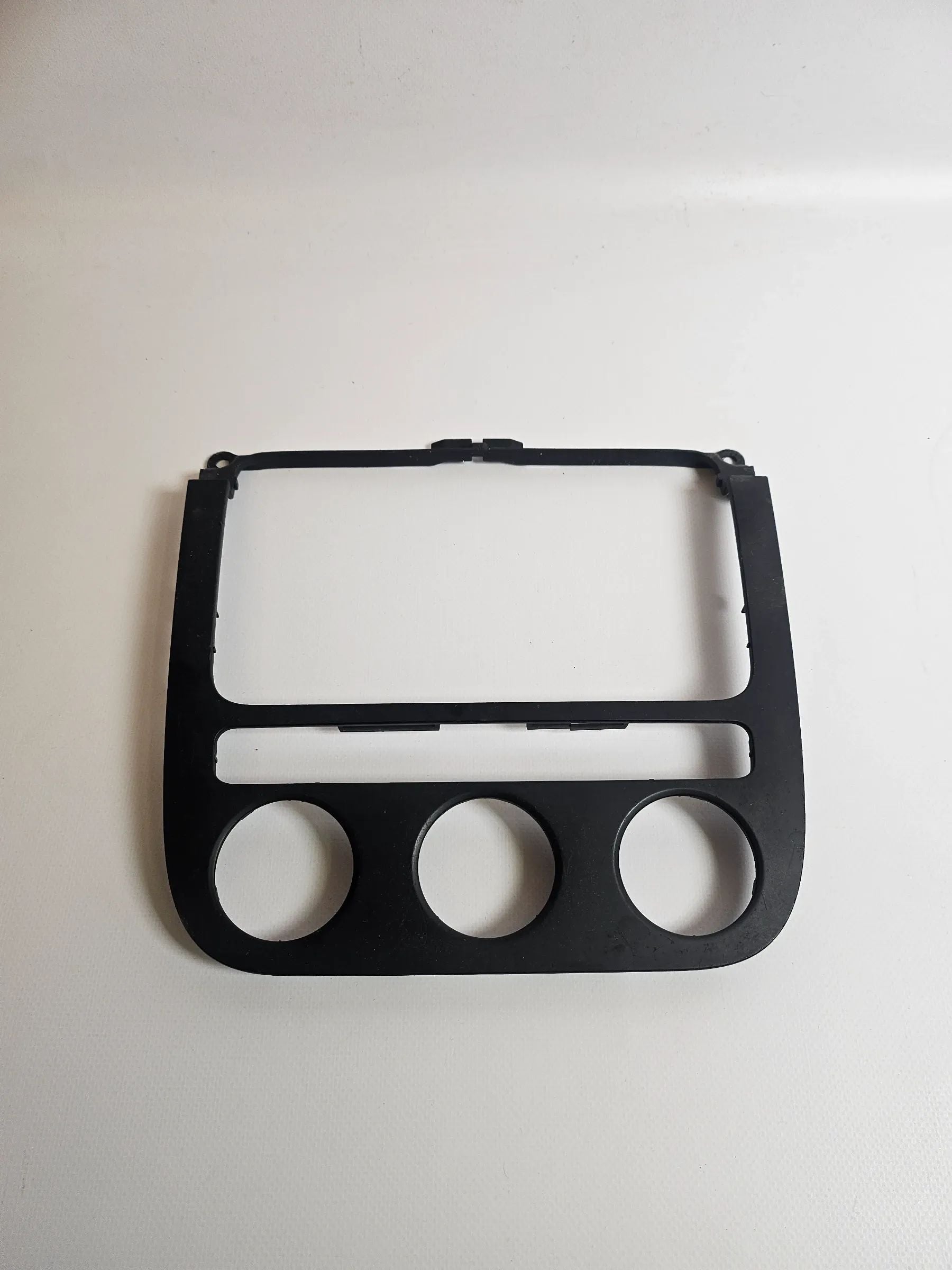 Oryginalna osłona konsoli środkowej radia i ogrzewania VW Golf V 1K 1K0858071A