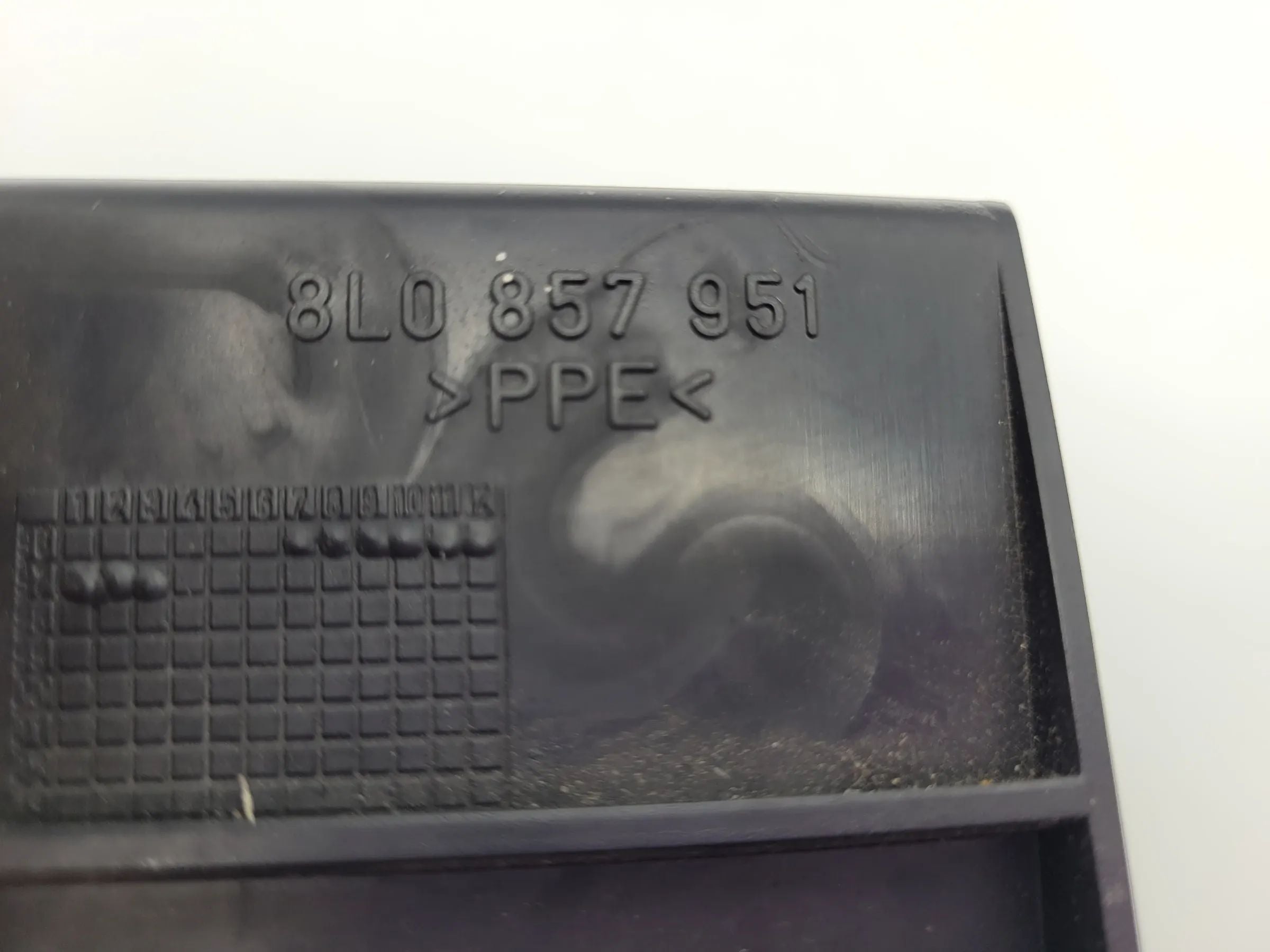 Original Audi A3 (8L1) Aschenbecher Schwarz 8L0857951