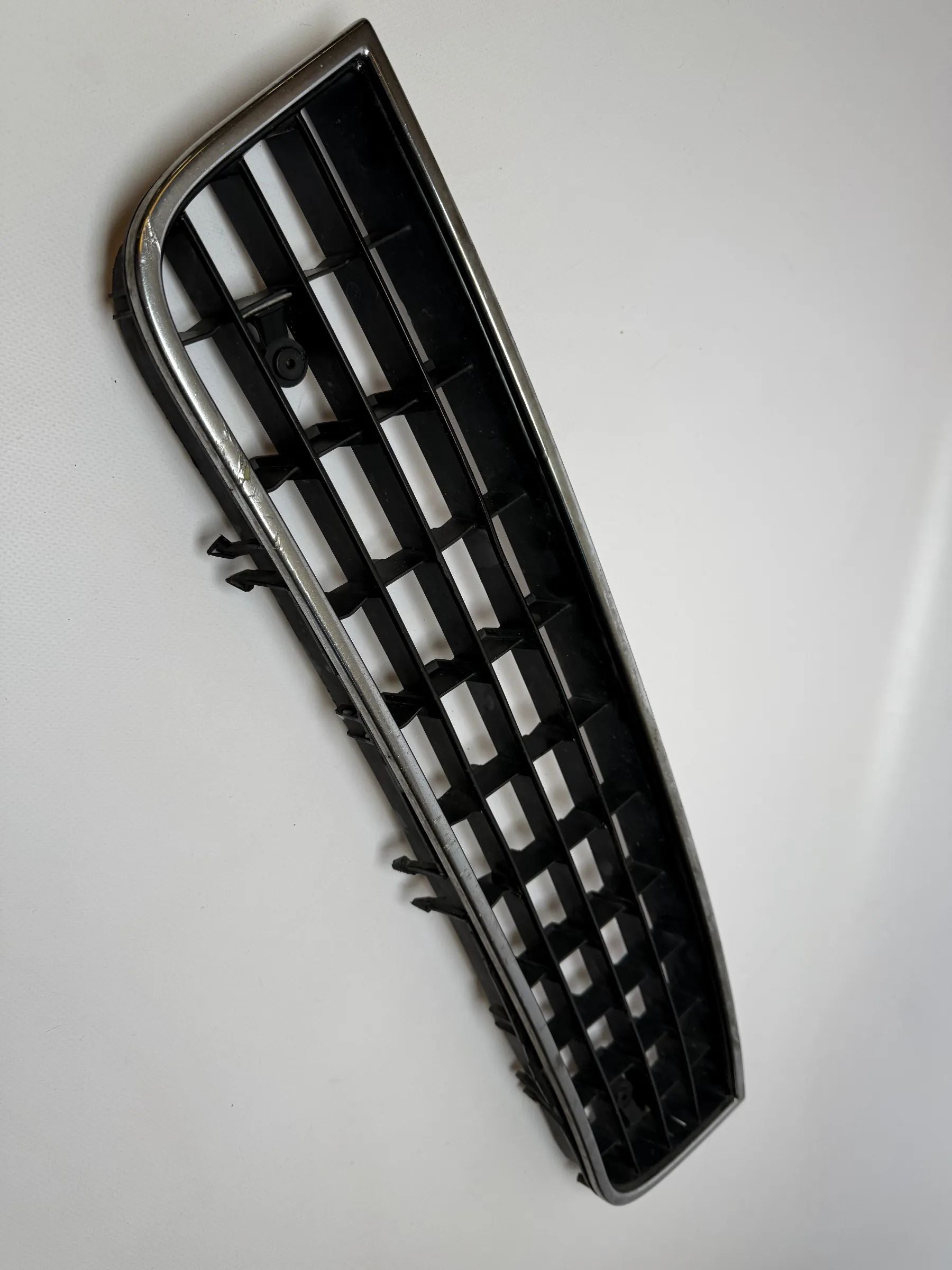 Oryginalna ATRAPA CHŁODNICY AUDI A6 4B Grill Przedni Środkowy 4B0807683L