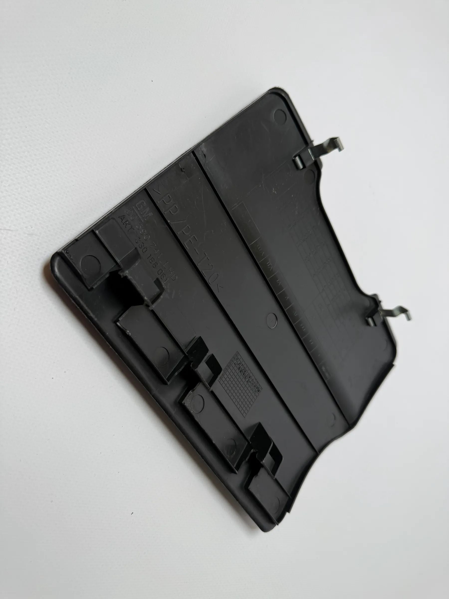 Оригинальная крышка блока предохранителей Опель Зафира А 90590741LHD / 330188061