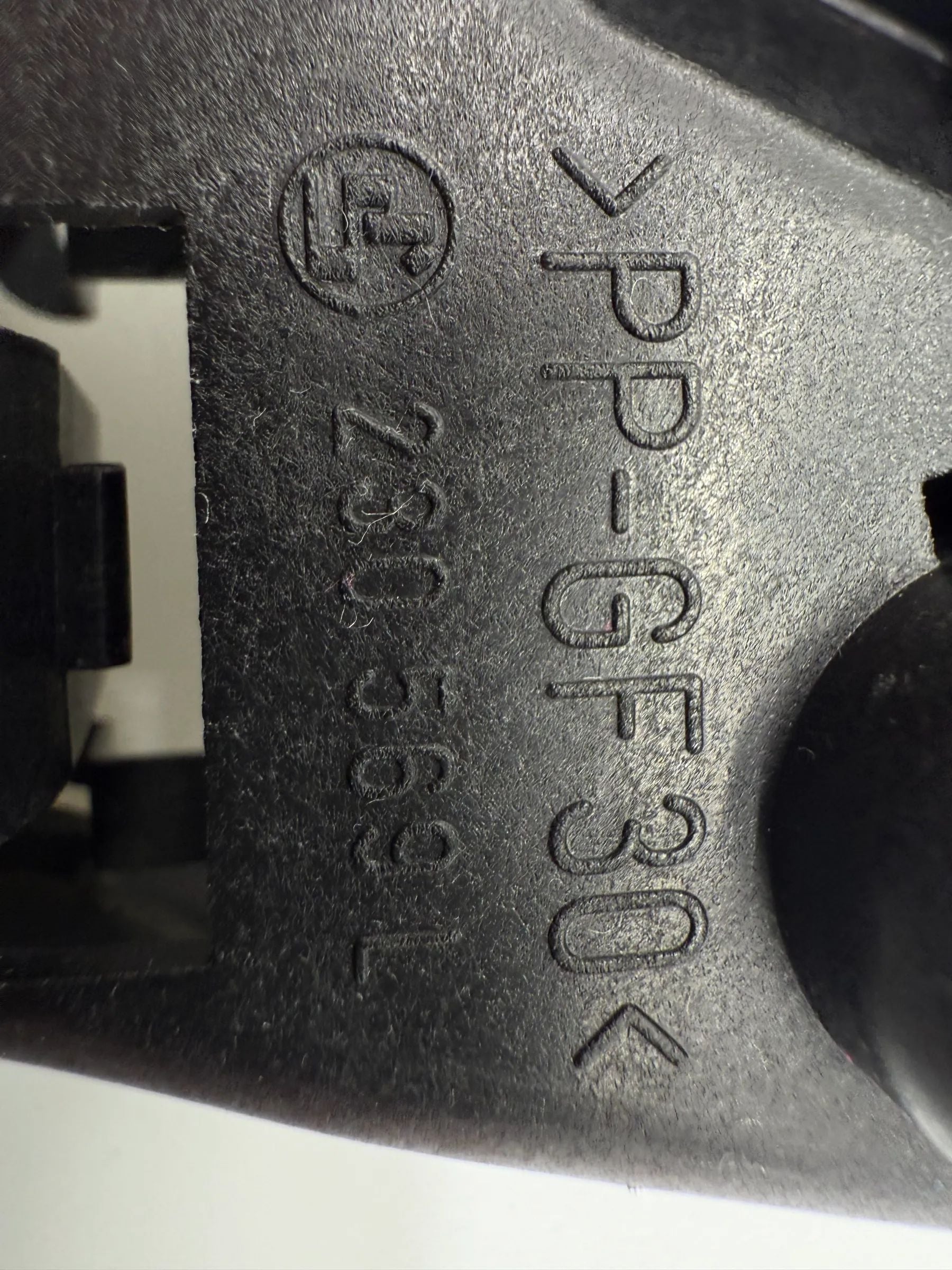 Оригинальный держатель лампы заднего фонаря BMW E46 левый 230569L / 230537L