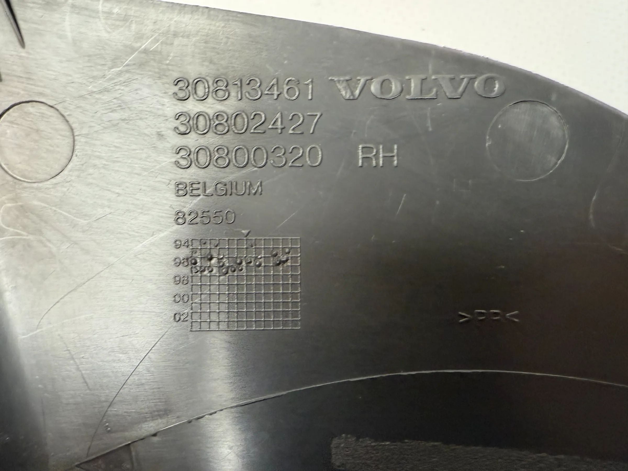 อะไหล่แท้ Volvo S40 V40 ฝาครอบพื้นเท้าขวาล่าง 30813461 RH