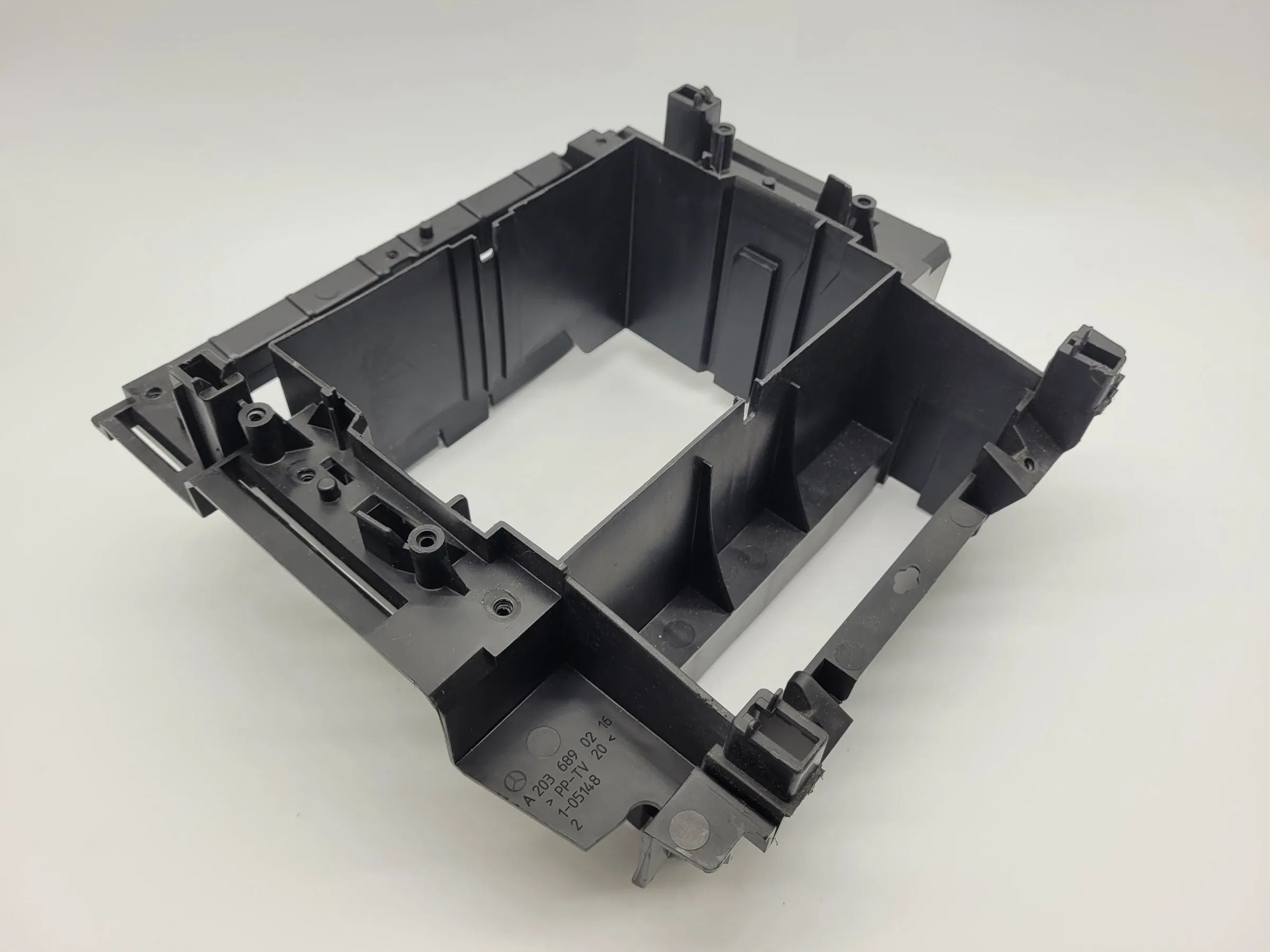 Original Mercedes-Benz C-Klasse (W203) Radioschacht Einbaurahmen, A2036800878