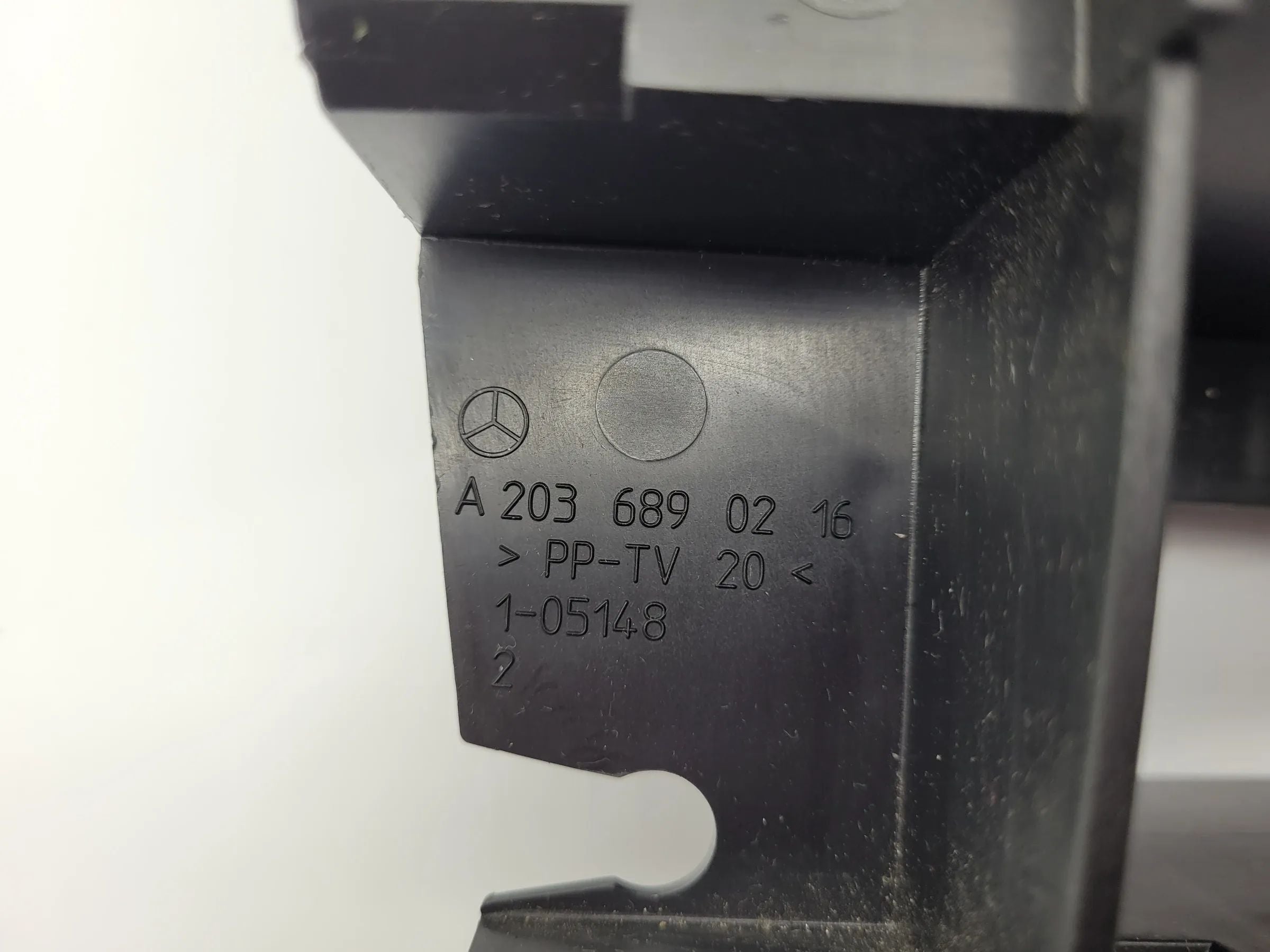 Original Mercedes-Benz C-Klasse (W203) Radioschacht Einbaurahmen, A2036800878