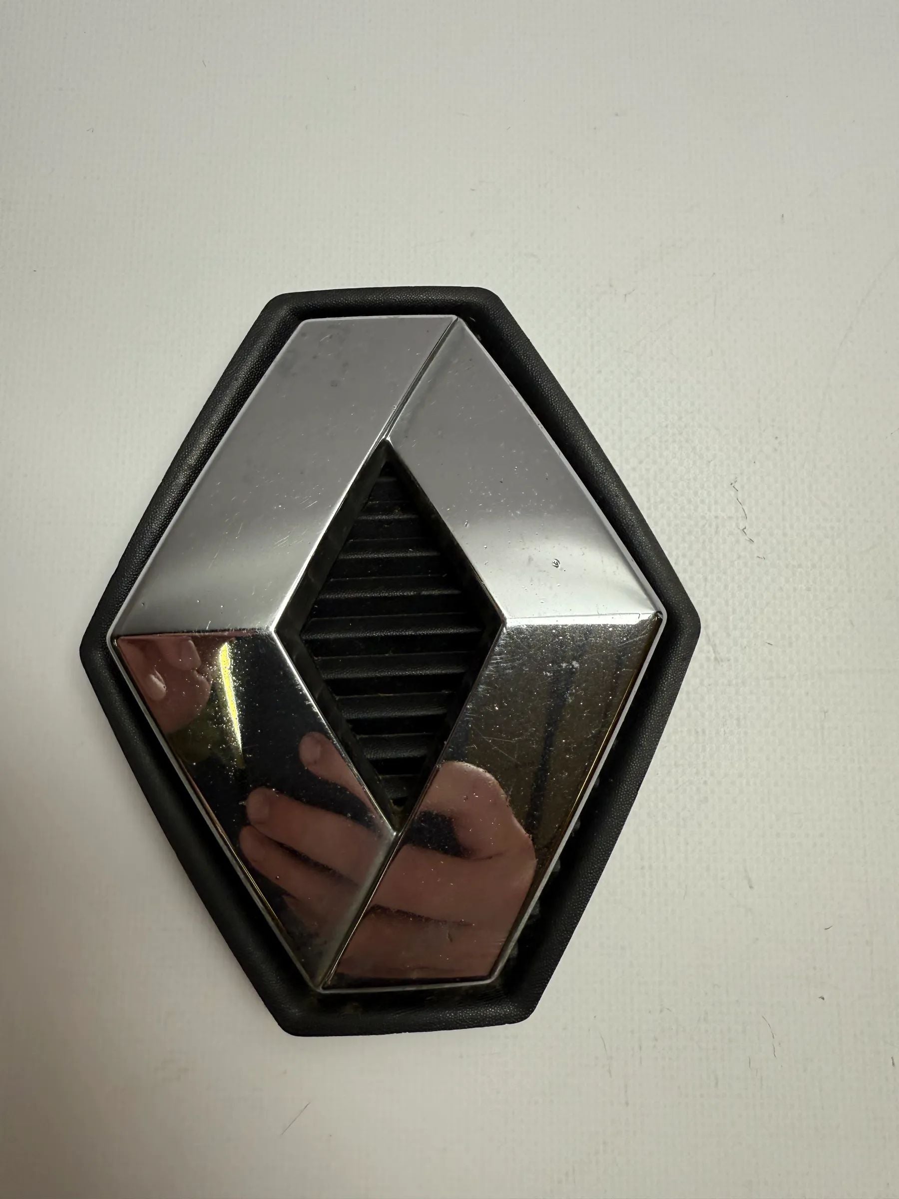 Oryginalny emblemat / logo Renault Megane II 8200115115 / 9507M