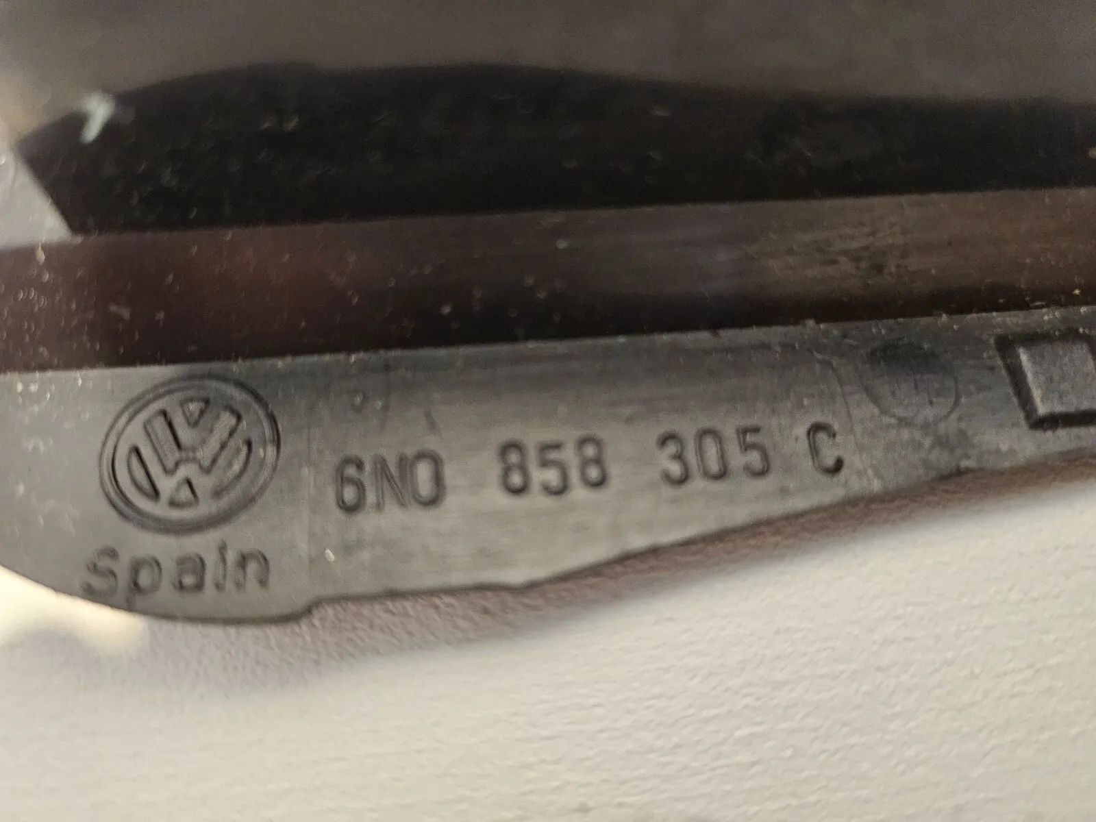 Оригинальная накладка рамки центральной консоли Volkswagen Polo 6N2 6N0858305C