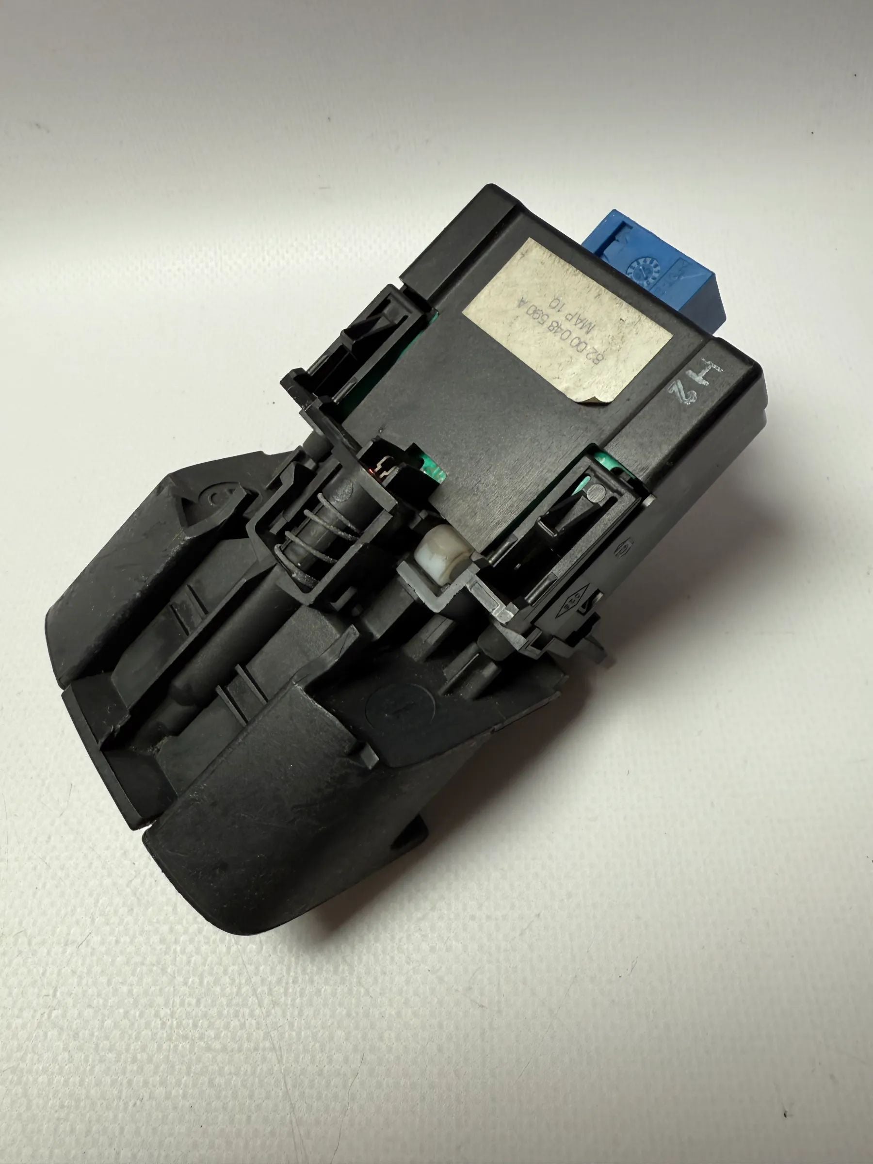 Оригинальная ручка стояночного тормоза Рено 8200048590A MAP 10