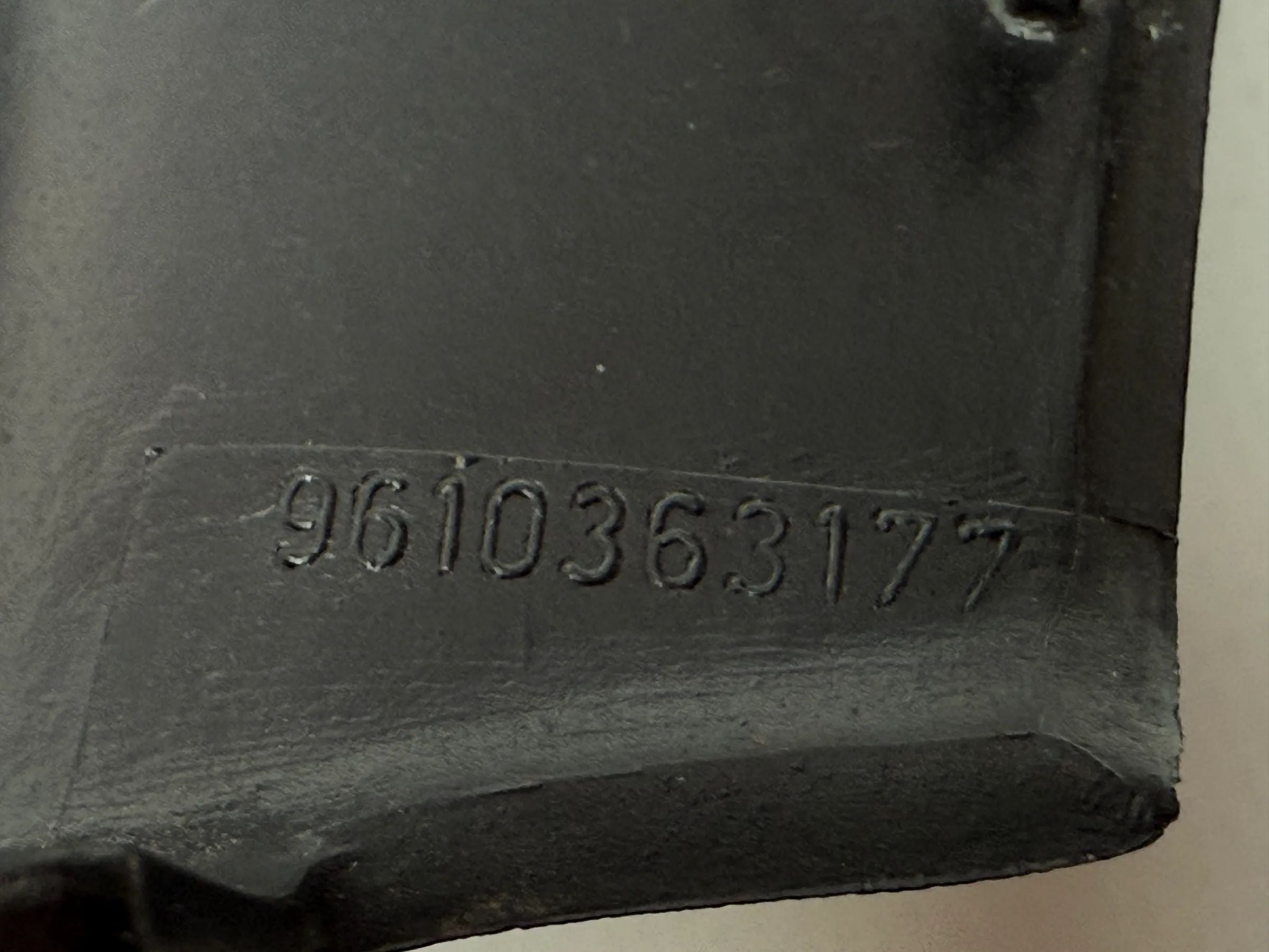 Оригинальная правая накладка зеркала внутренней отделки Peugeot 106 9610363177