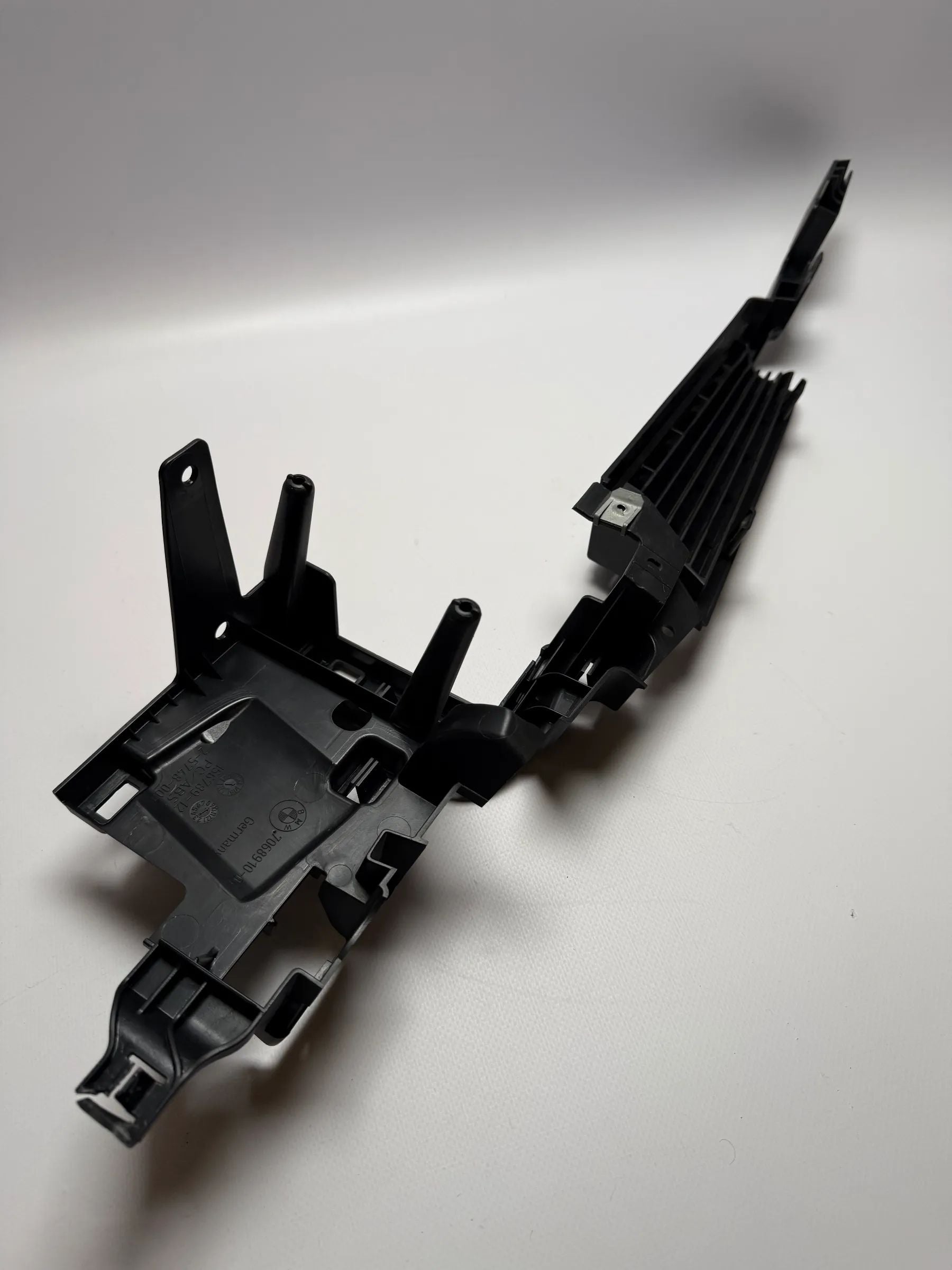 Оригинальная накладка BMW E91 правая черная для багажного отделения рельс 7068910-09