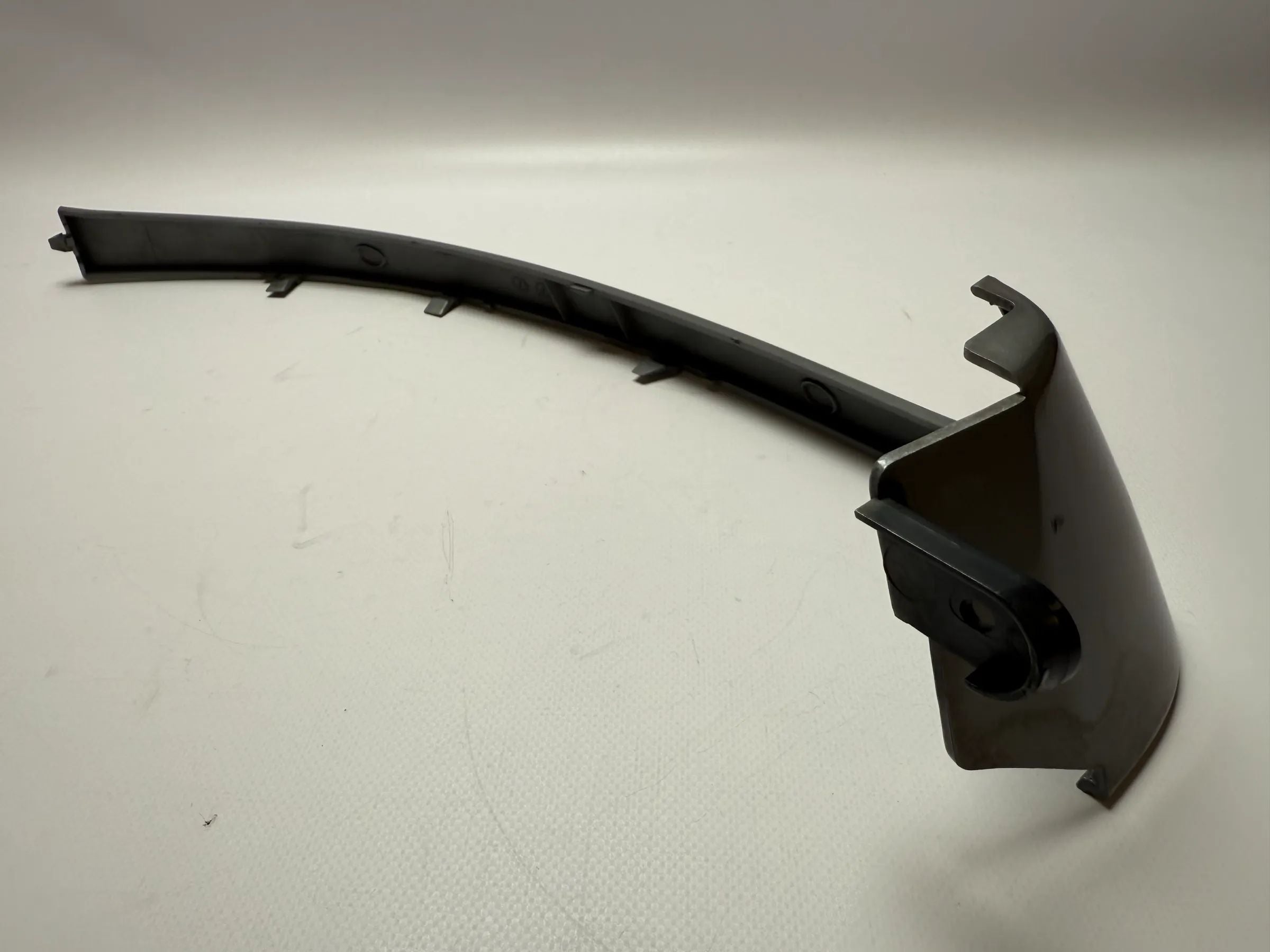 Оригинальная левая рамка крепления фар Опель Омега Б серебристая 90460437