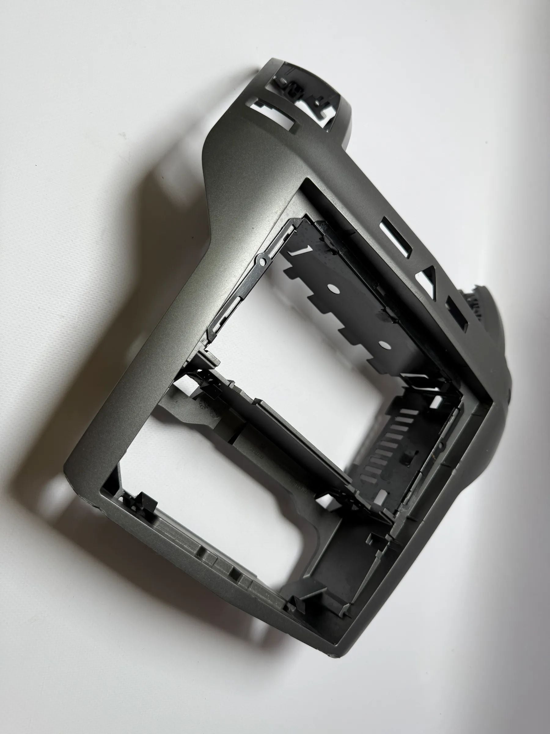 Оригинальная накладка рамки центральной консоли Опель Зафира Б 13162556