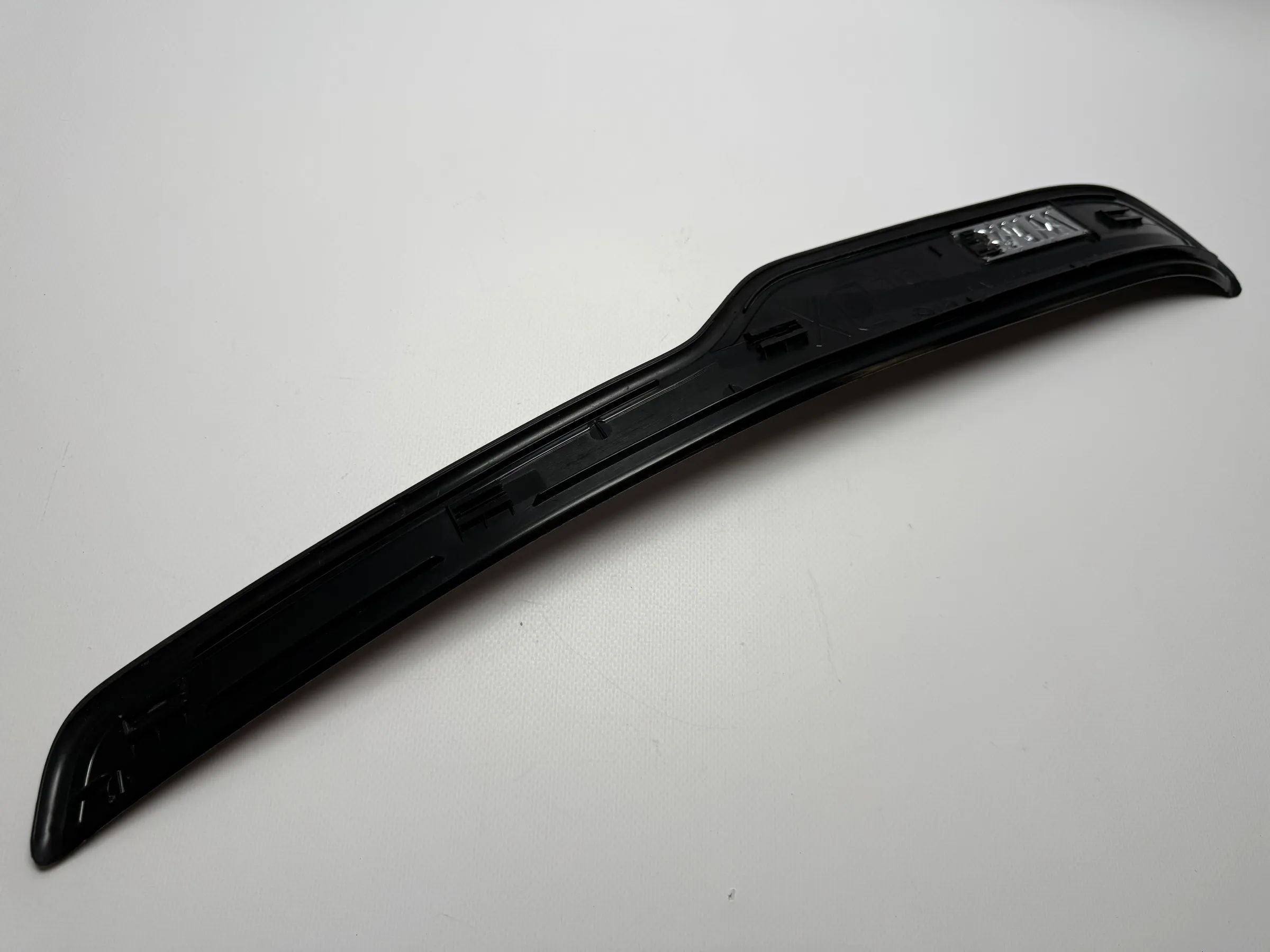 Оригинальная накладка порога двери правая BMW E90 / E91 51477060286