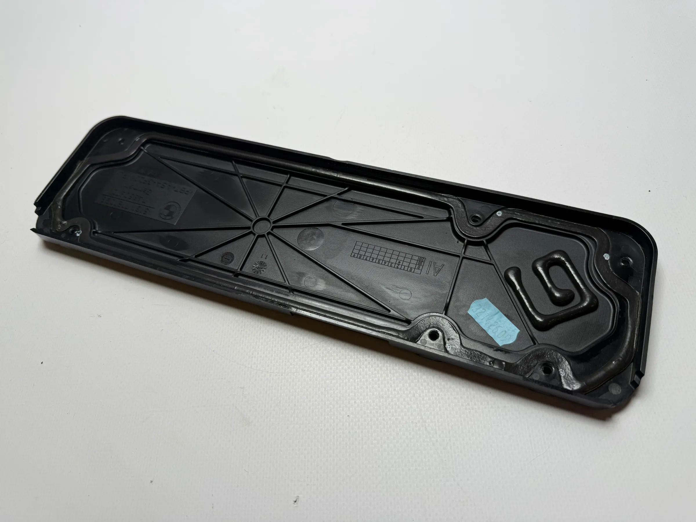 Оригинальная накладка крышки багажника BMW E91 Diversity заднее стекло 7181028