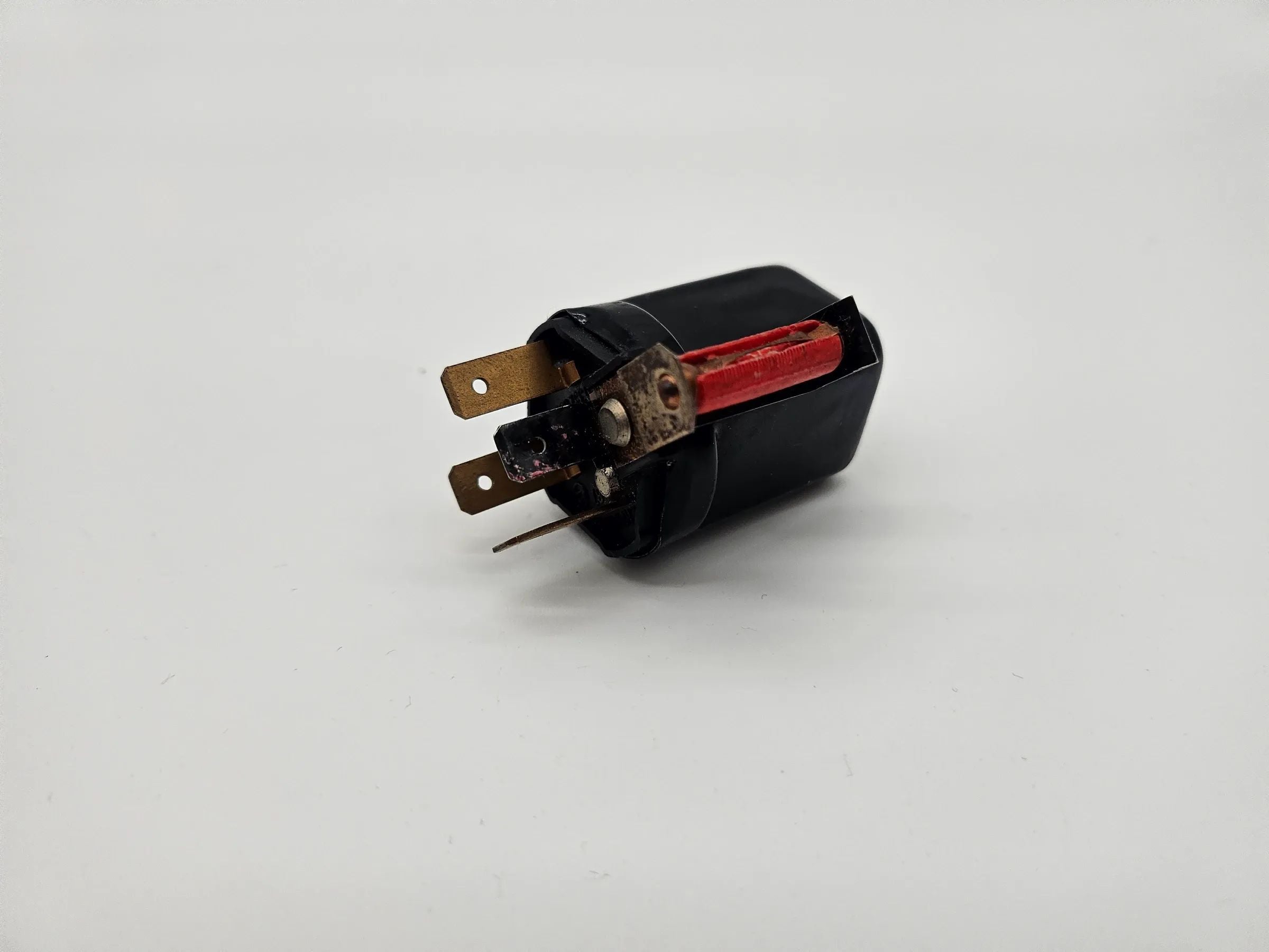 อะไหล่แท้ Bosch รีเลย์ (Schliesser) พร้อมฟิวส์ สำหรับรถคลาสสิก 0 332 009 005