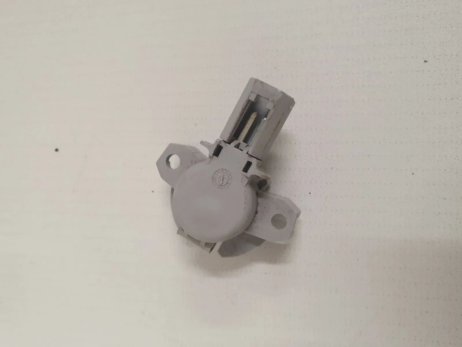Oryginalny uchwyt lampy tylnej Alfa Romeo 147 wnętrze