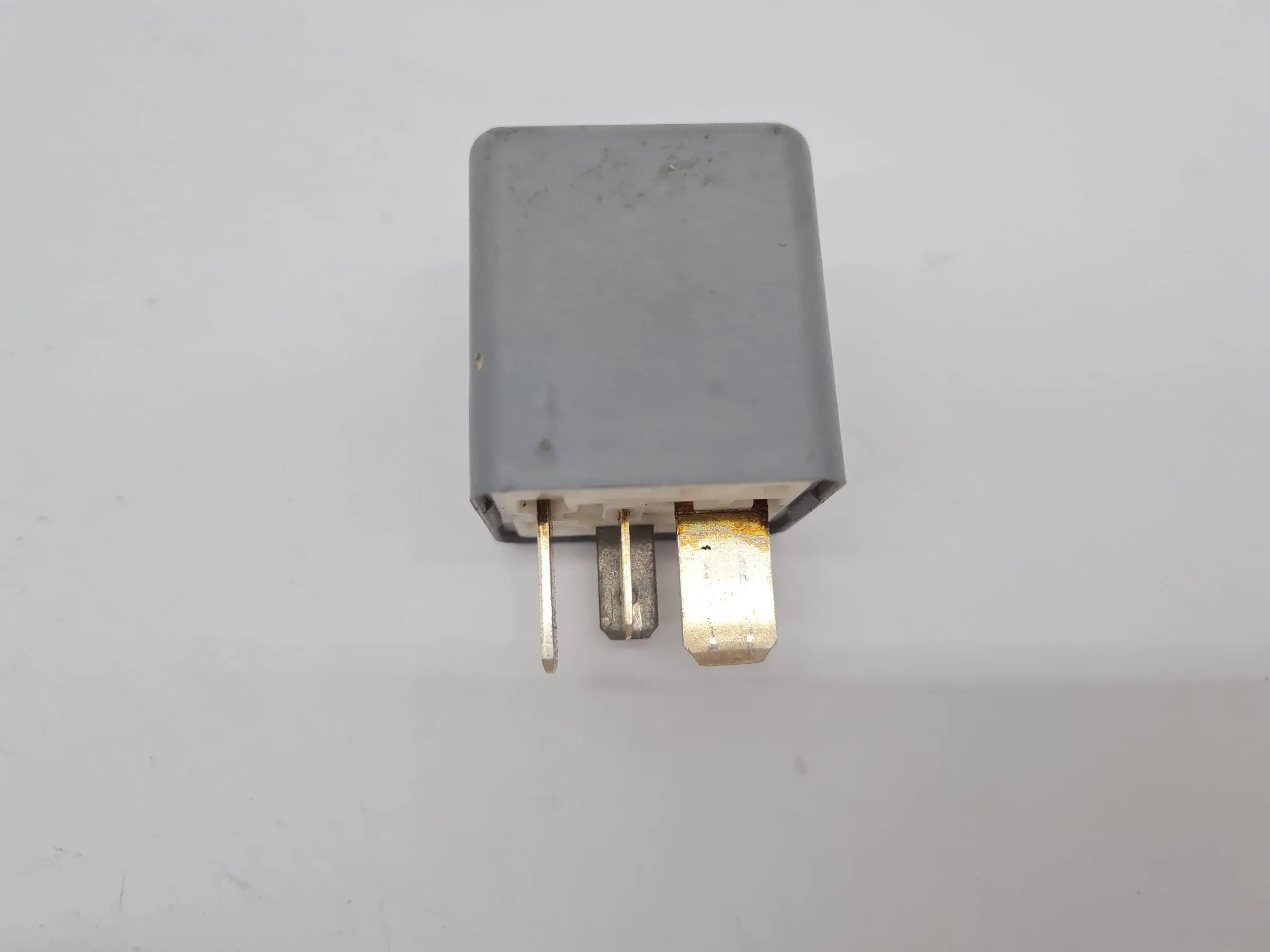 Original Audi A6 (4B2/4B4) Kraftstoffpumpenrelais Relais 4D0951253