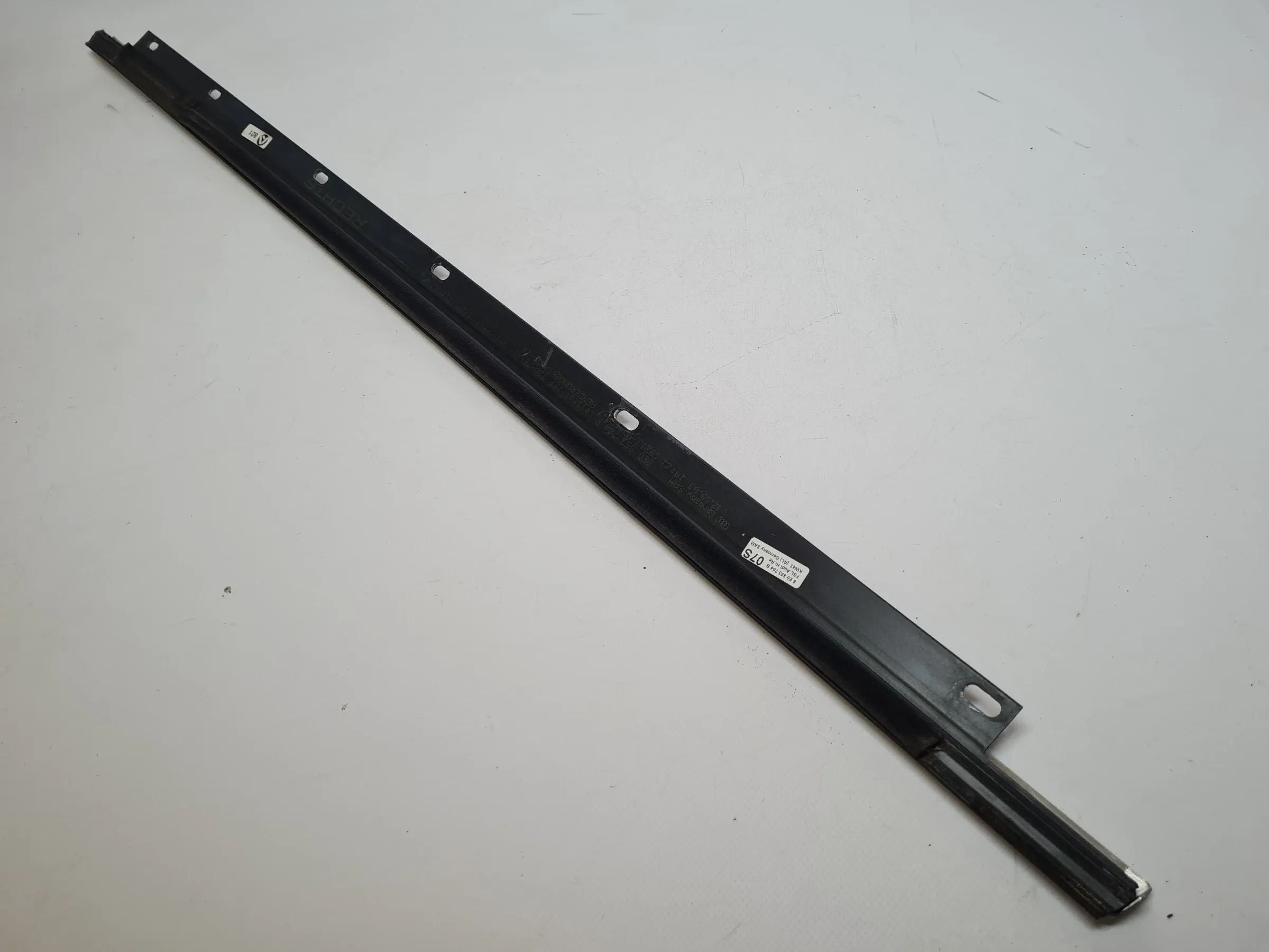 Original Audi A4 (8E/B6/B7) S-Line Dichtung Fensterleiste R./Hinten 8E0853764B