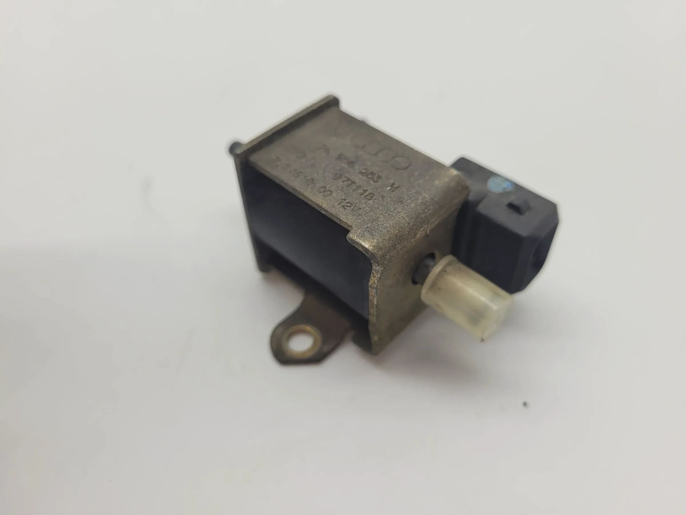 Original Audi A6 (4B2/4B4) Unterdruckventil Magnetventil 026906283H